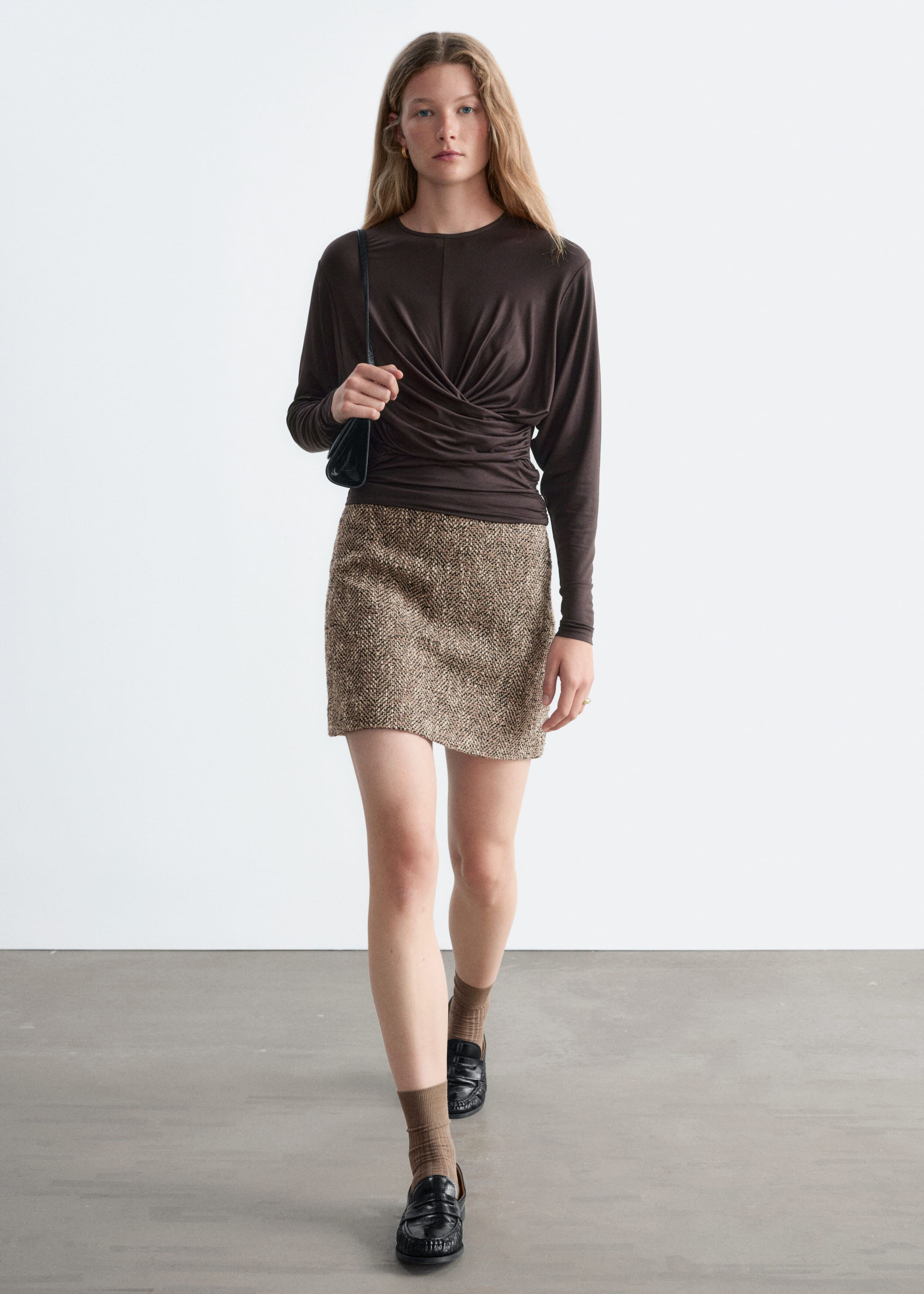 Jersey-Oberteil mit gedrehtem Detail vorne - Dunkelbraun - Lookbook