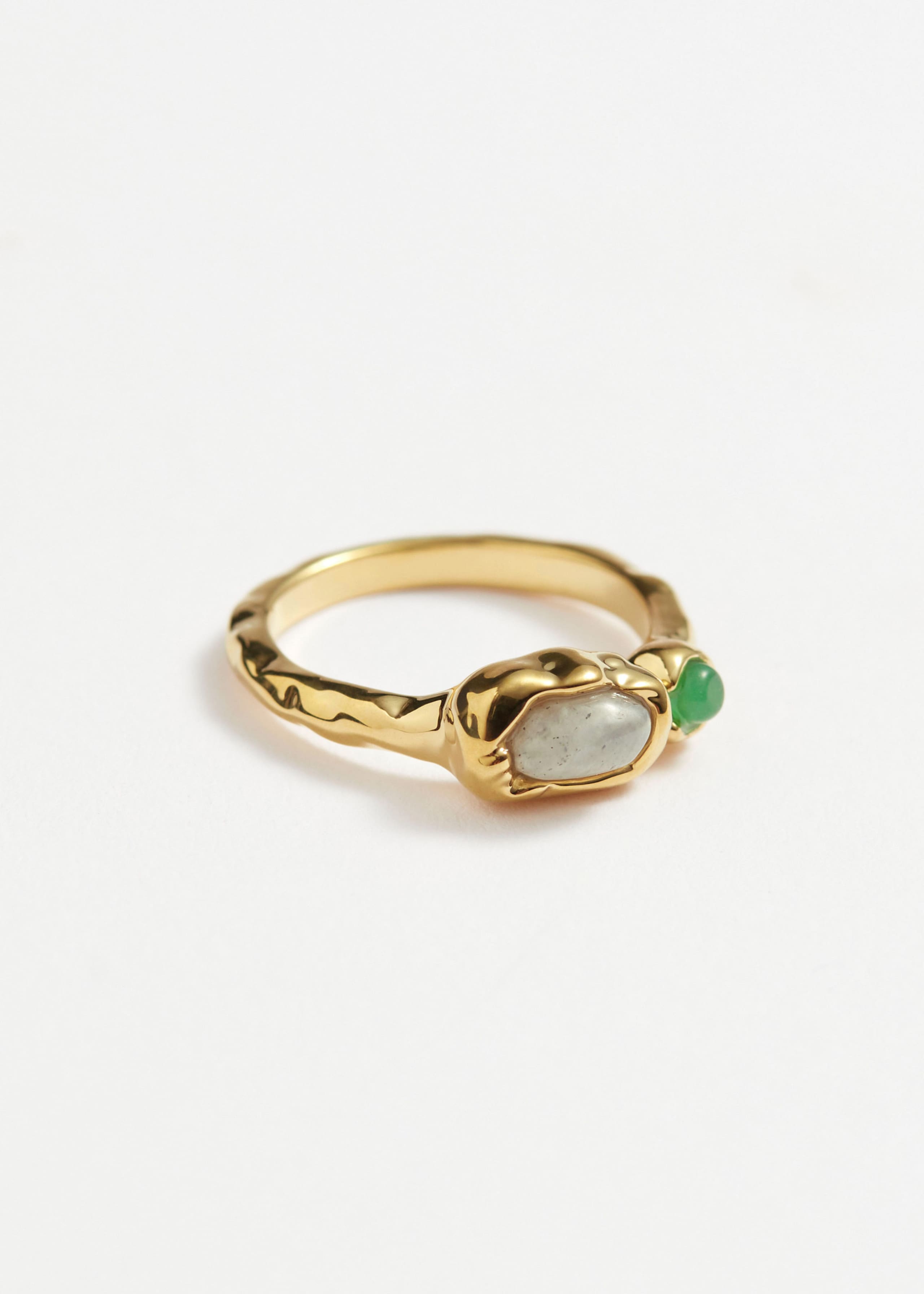 Anillo con piedras vibrantes
