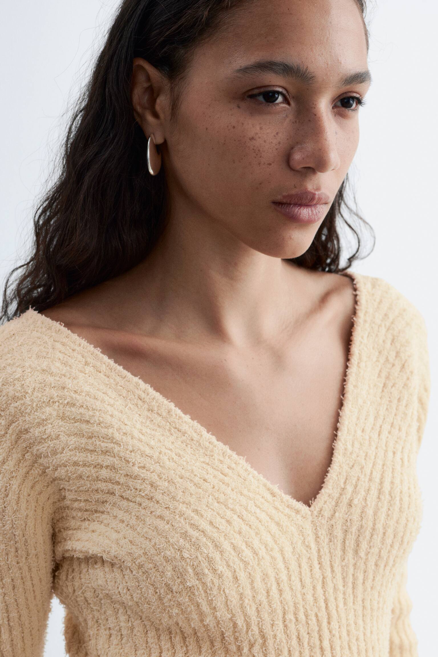 Maglia a coste con scollo a V - Giallo burro - 3