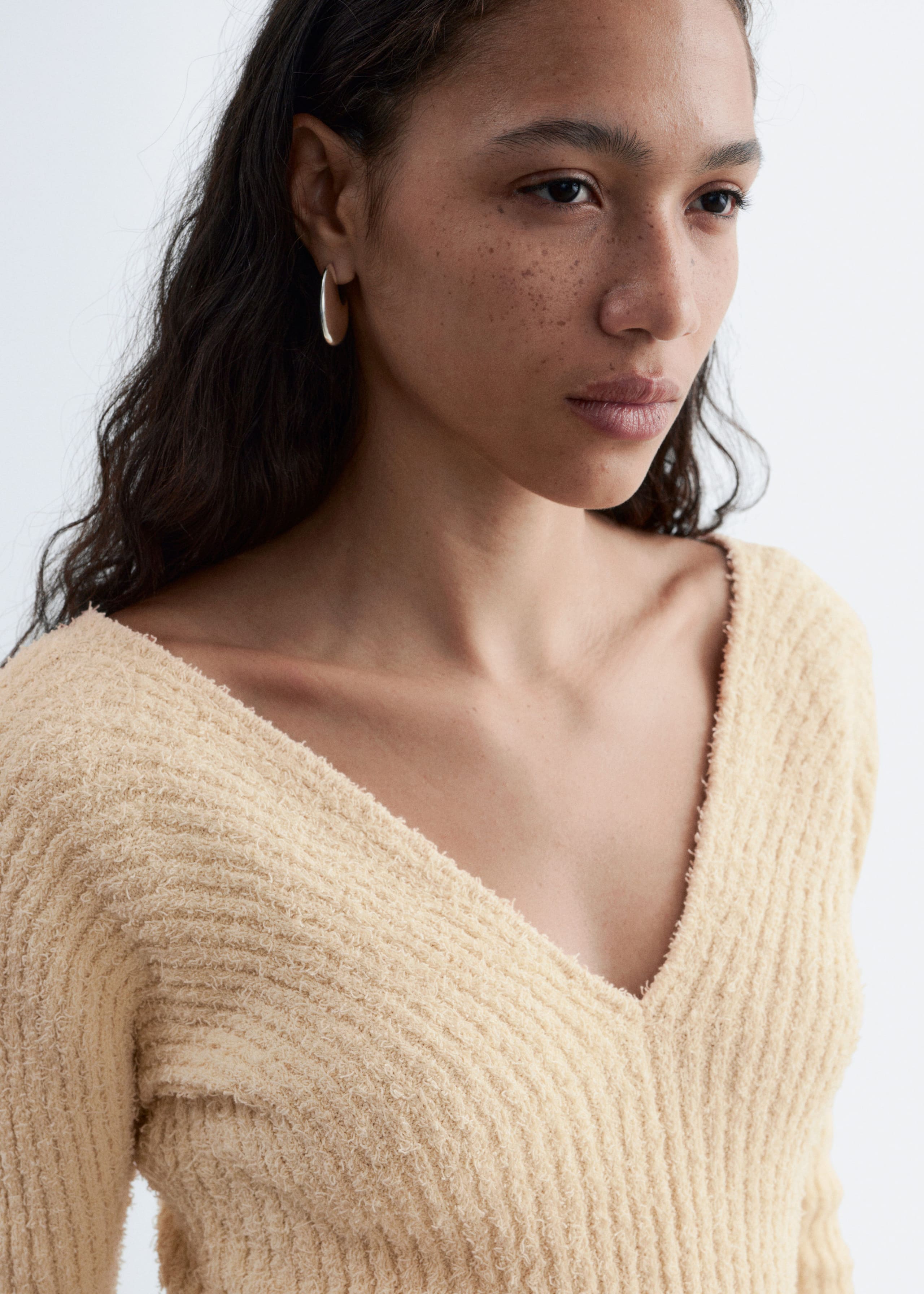 Image of Ribbstickad topp med v-ringning