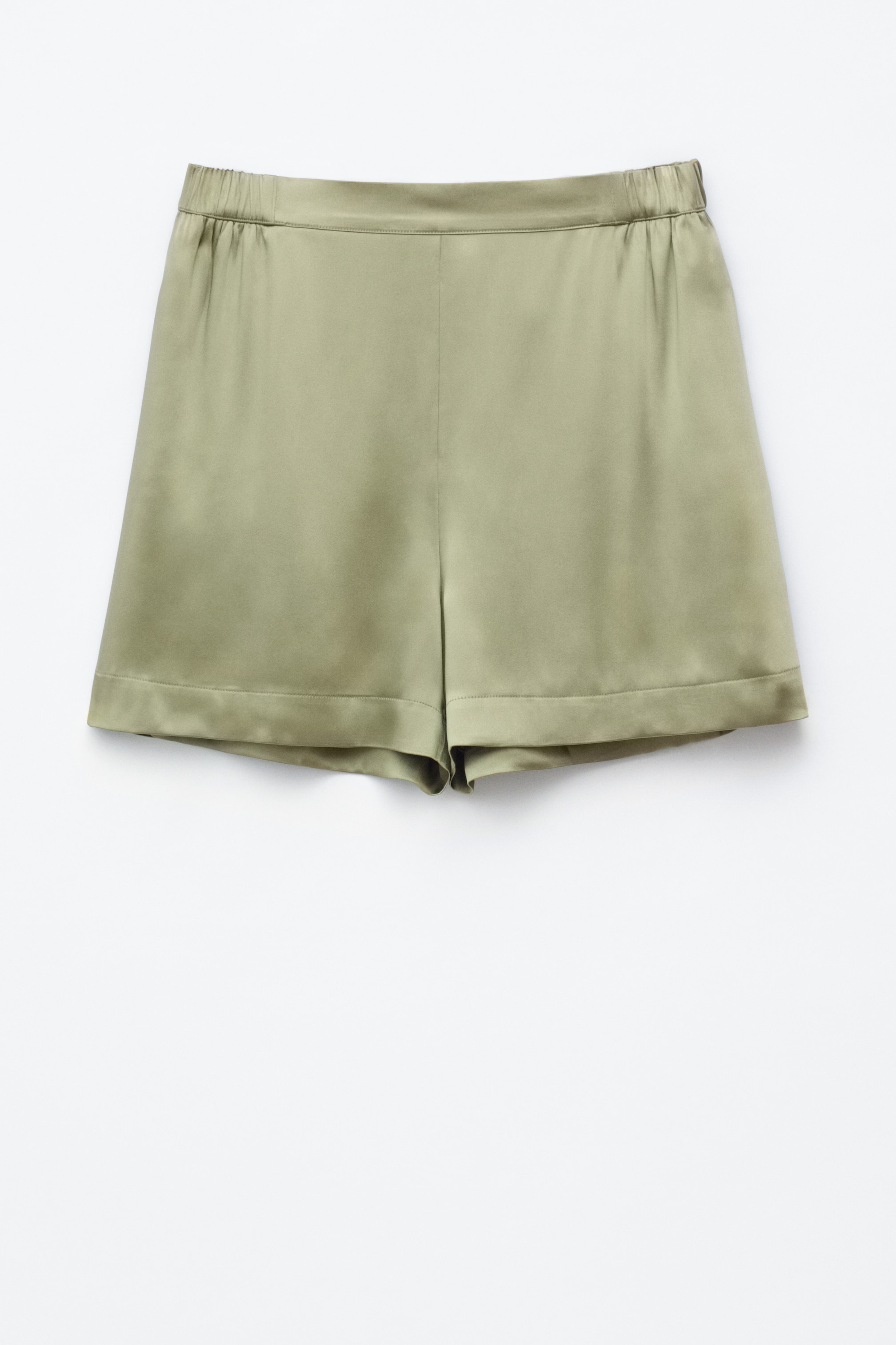 Visualizza l'immagine ingrandita: Un paio di pantaloncini in raso verde oliva è presentato frontalmente, mettendo in risalto una silhouette rilassata e un tessuto lucente. I pantaloncini presentano una vita alta con elastico e arricciature visibili e un orlo dritto.