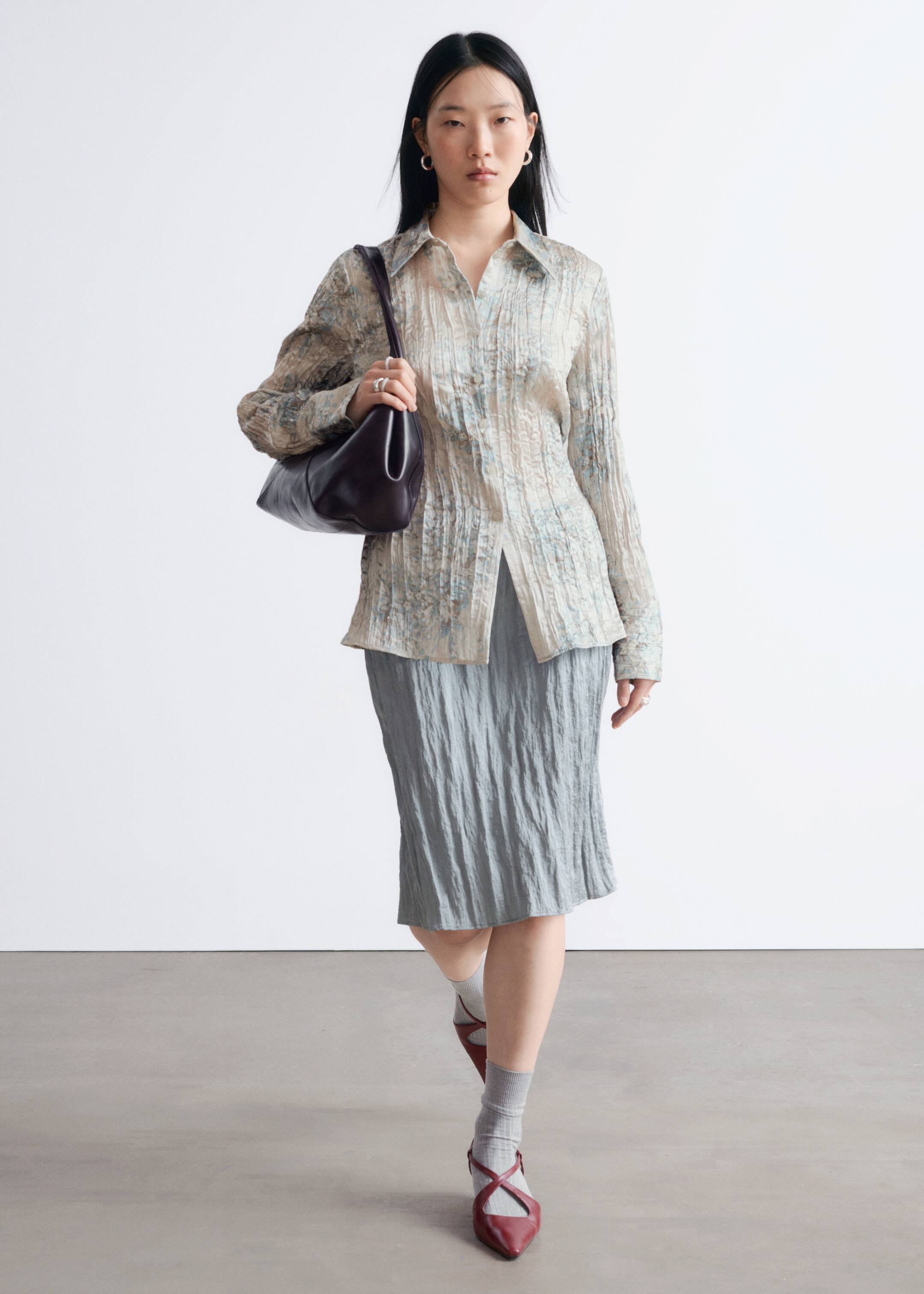 Visa större bild: Crêppad skjorta med knytband - Ljusgrå/blommig - DAM | H&M SE 4