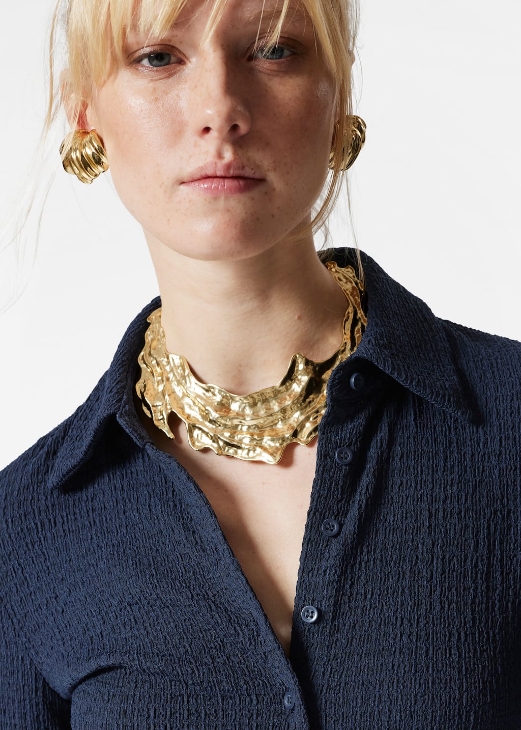 Rzeźbiony naszyjnik – Złoty – Lookbook