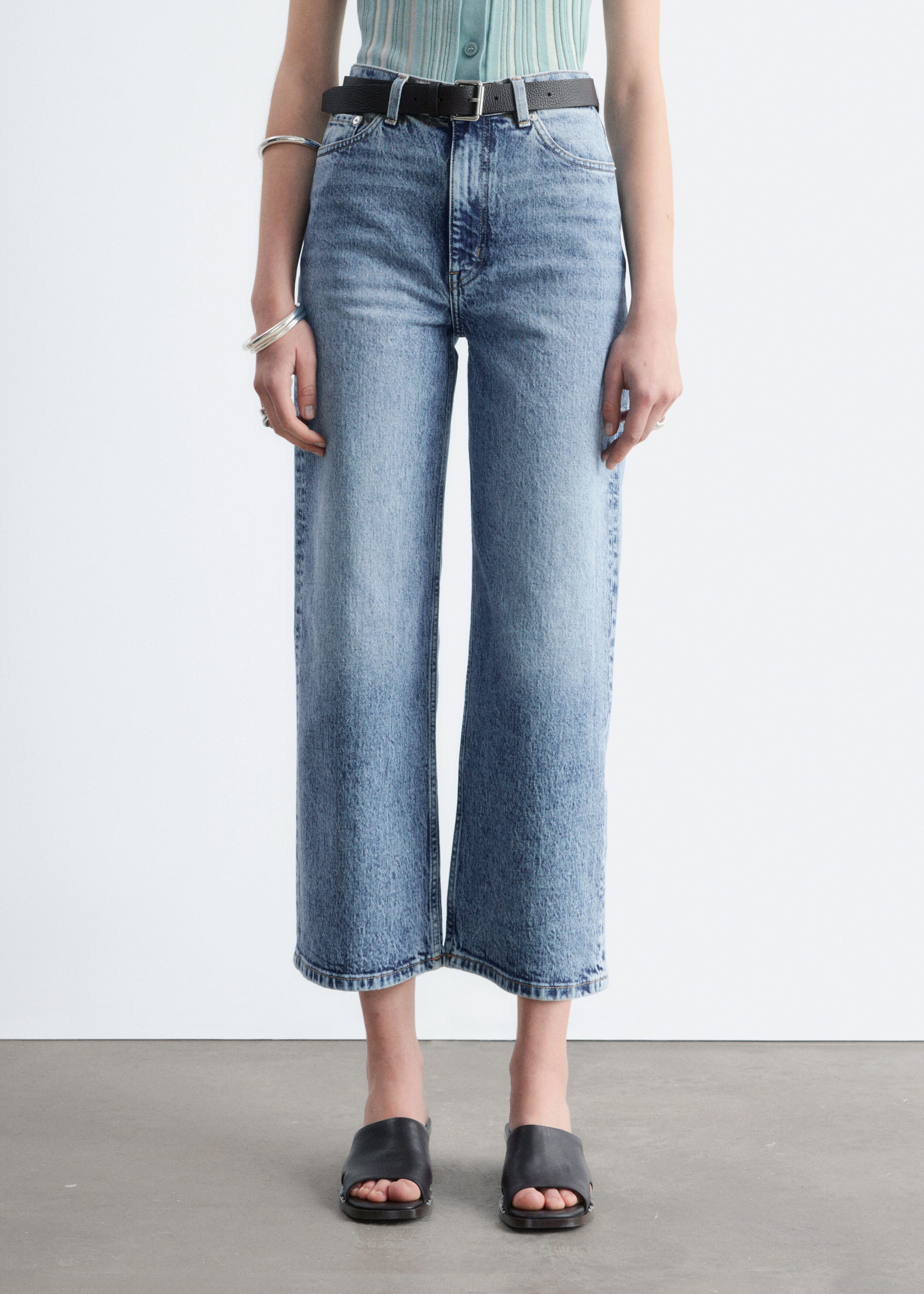 Image of Jeansy z szerokimi skróconymi nogawkami