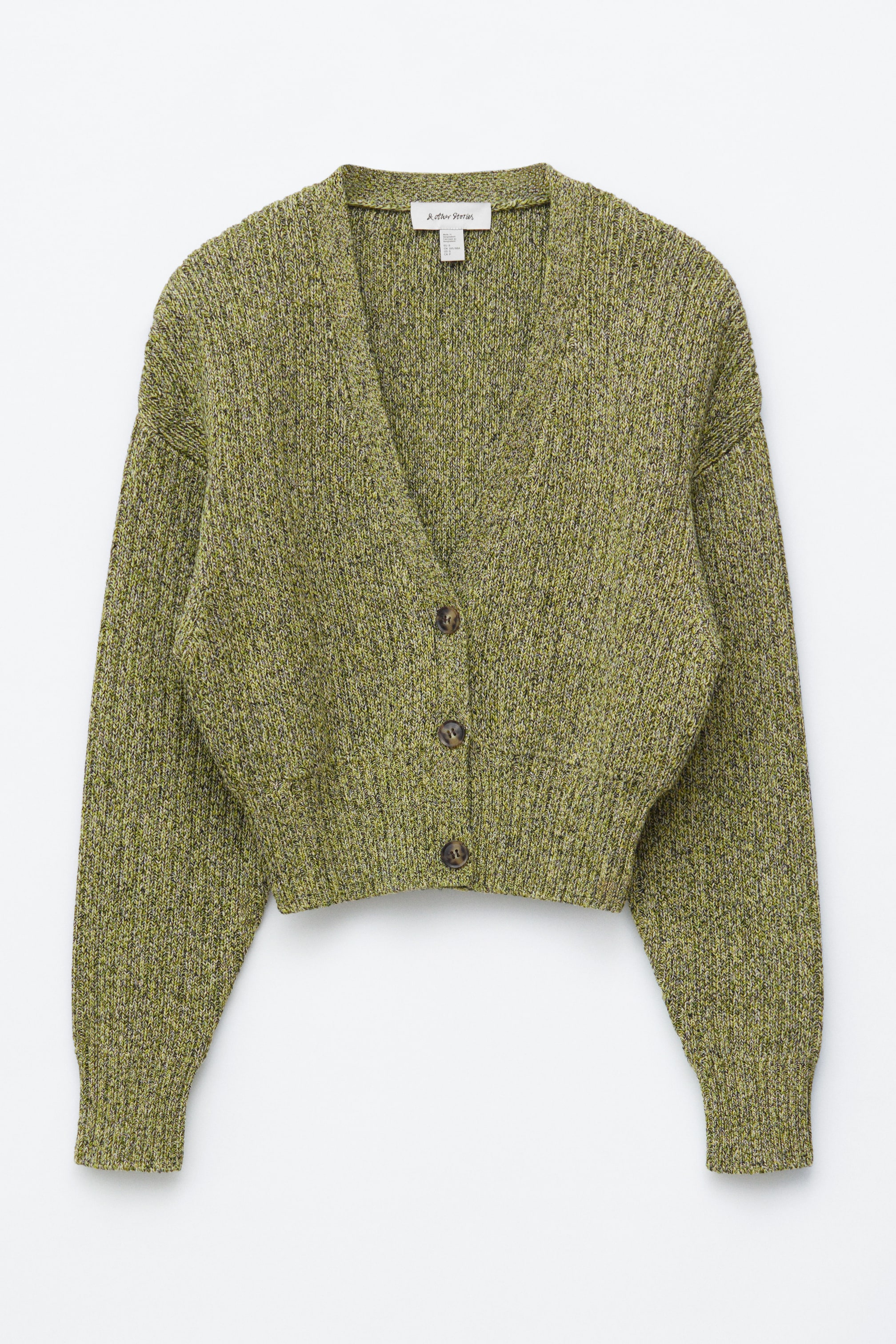 Visualizza immagine più grande: Un cardigan a coste in melange verde è presentato frontalmente, caratterizzato da una silhouette corta e rilassata con una vita definita, spalle scese e uno scollo a V arrotondato. Tre bottoni marroni sono visibili lungo la parte anteriore.