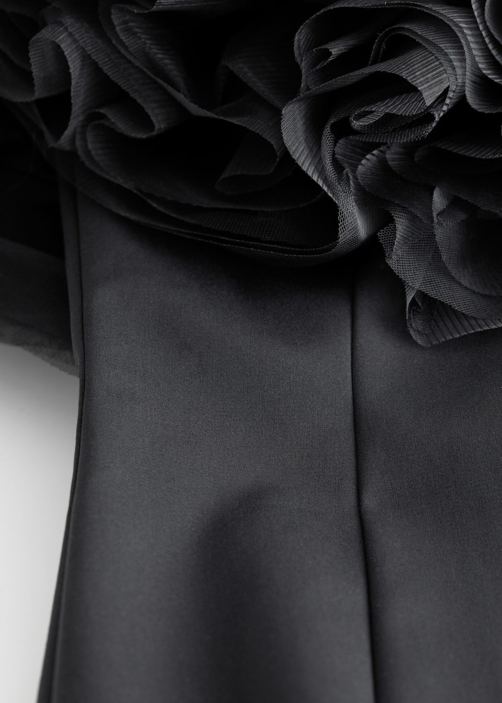 MultiRuffledV-NeckDress - {{variantName}} - Detalle descriptivo