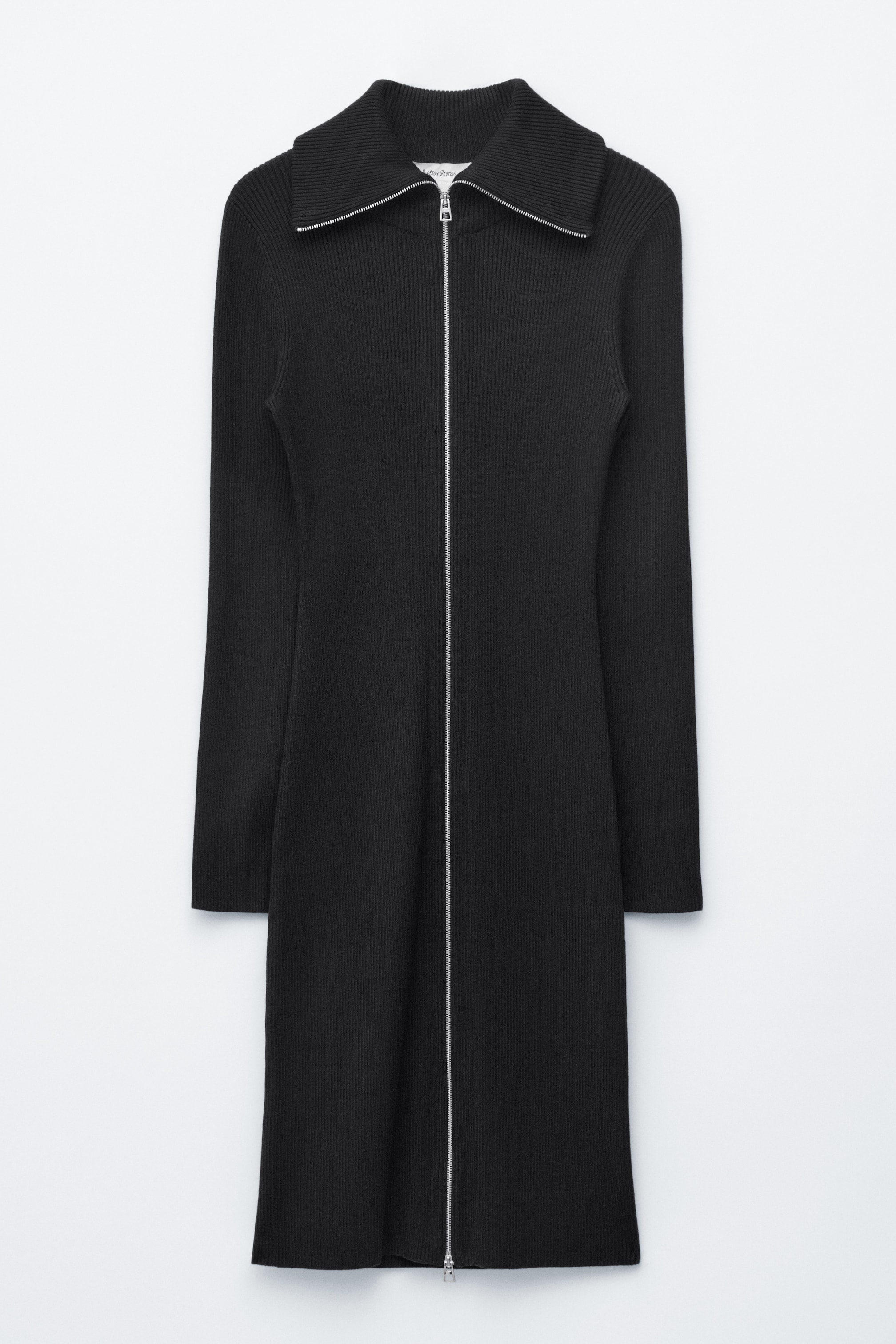 Vezi imaginea mai mare: O rochie midi neagră cu nervuri este prezentată din FAȚĂ, având o siluetă slim-fit și mâneci lungi. Este proiectată cu un guler larg, pliat și un fermoar argintiu cu două căi care coboară pe centrul din față.