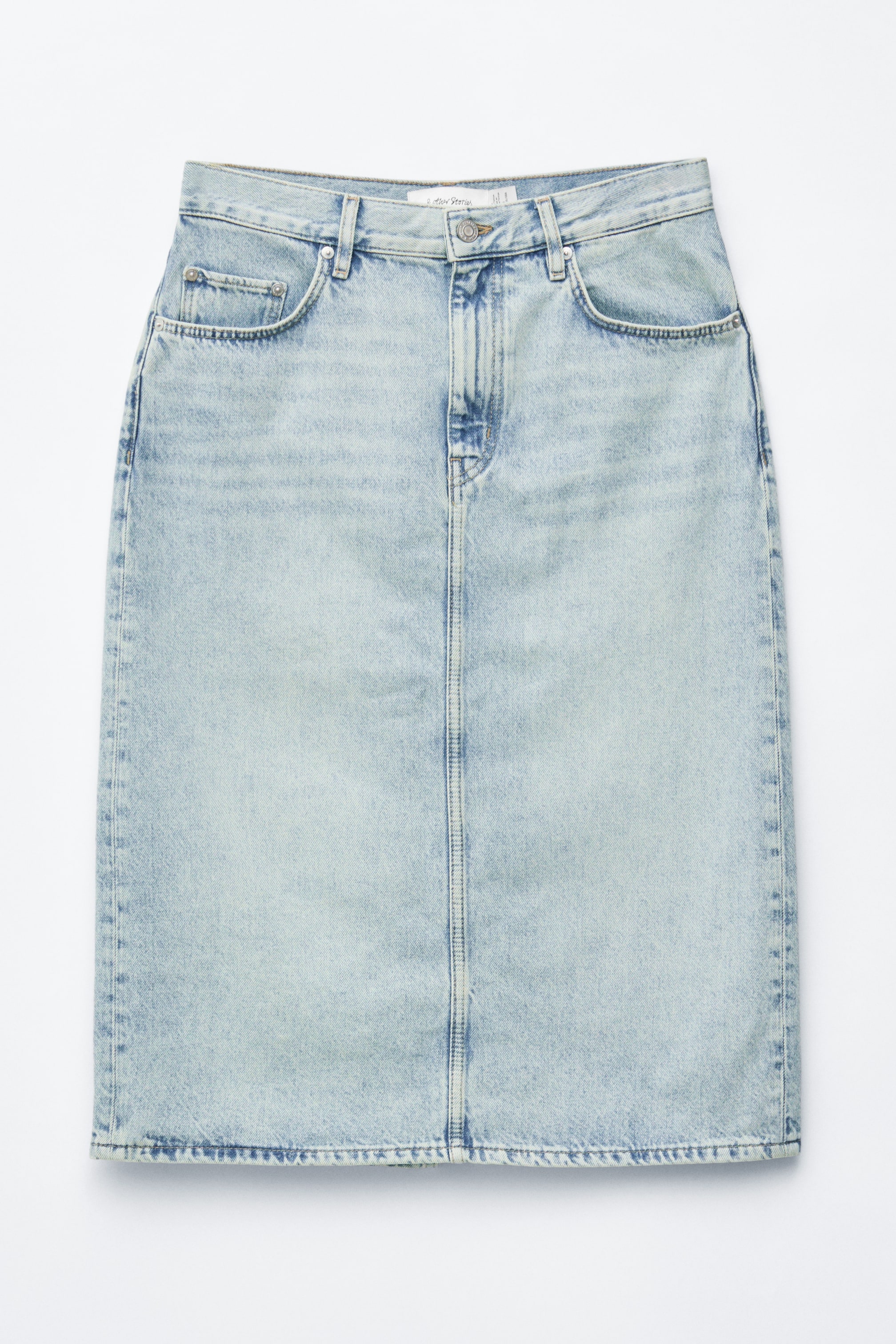 Преглед на по-голямо изображение: Светлосиня дънкова миди пола е показана отпред, с избелял ефект и прав крой. Тя разполага с гайки за колан, цип с копче на талията и два извити предни джоба с джоб за монети.