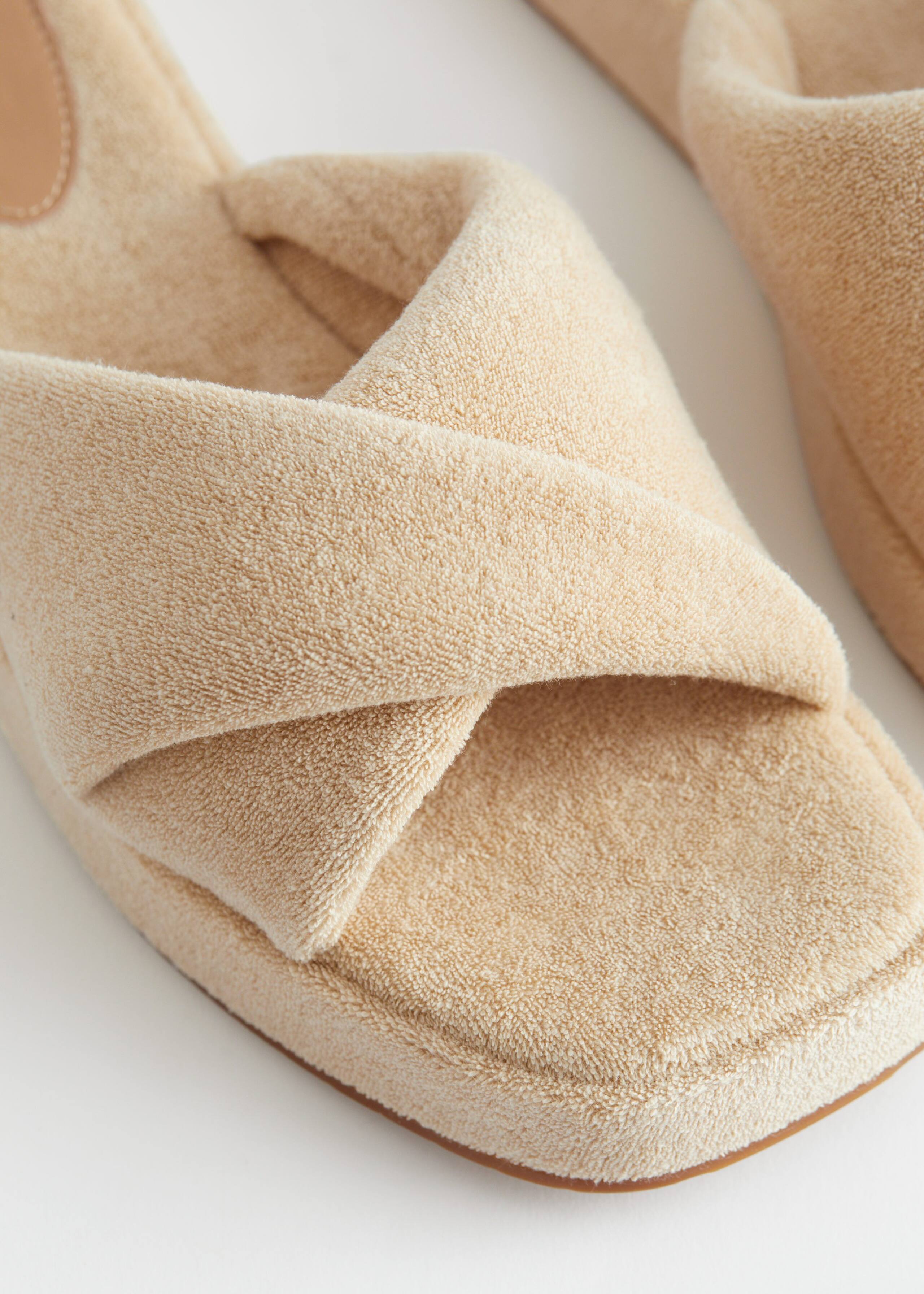 Platform Terry Sandals - {{variantName}} - Detalle descriptivo