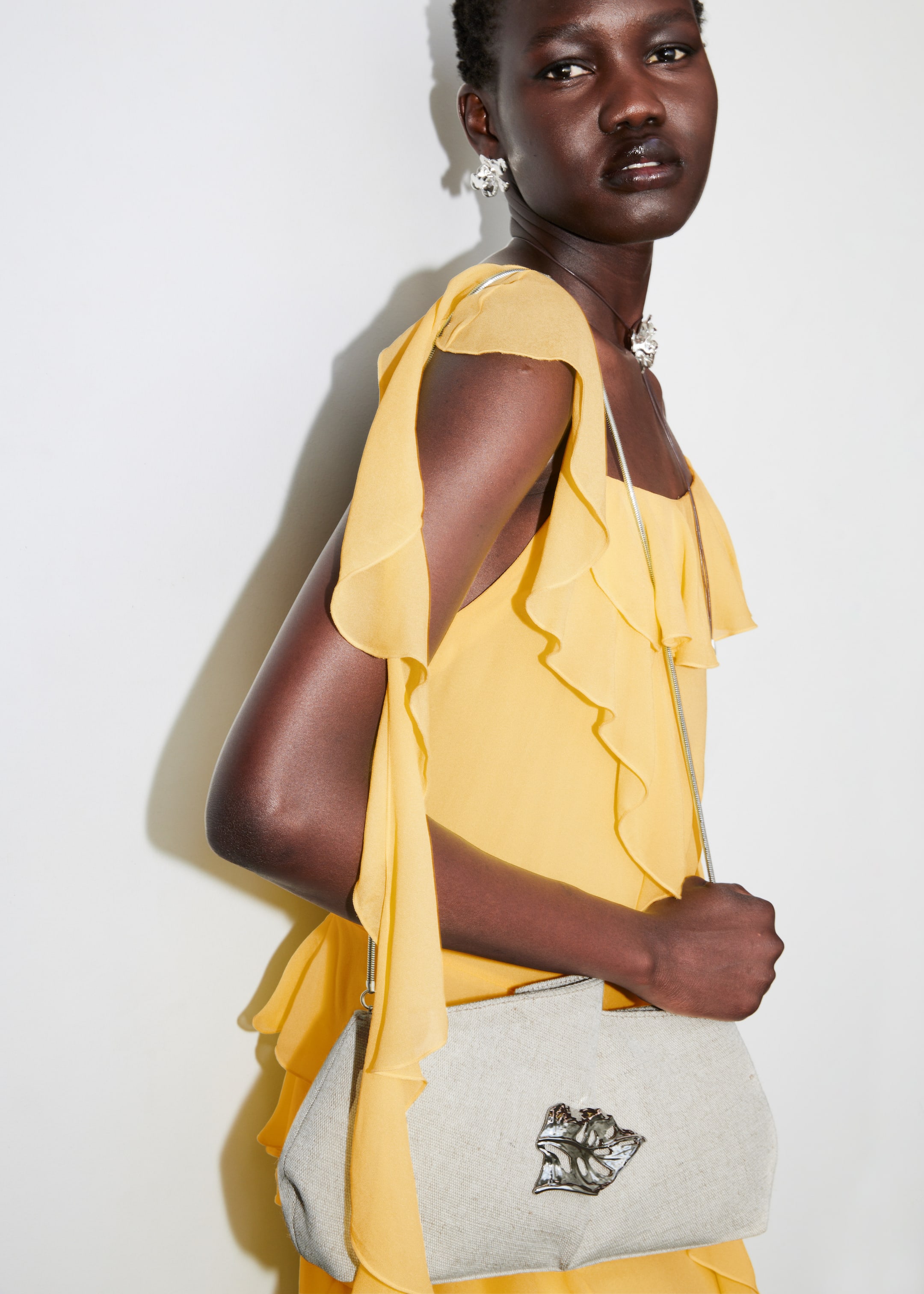 Προβολή μεγαλύτερης εικόνας: Leaf-Brooch Canvas Clutch - Ανοιχτό Μπεζ - Ladies | H&M GR 2