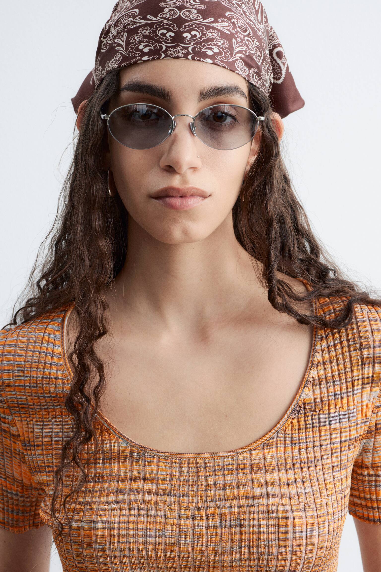 Ribbad topp med djup halsringning - Gyllenbrun/melerad - 5