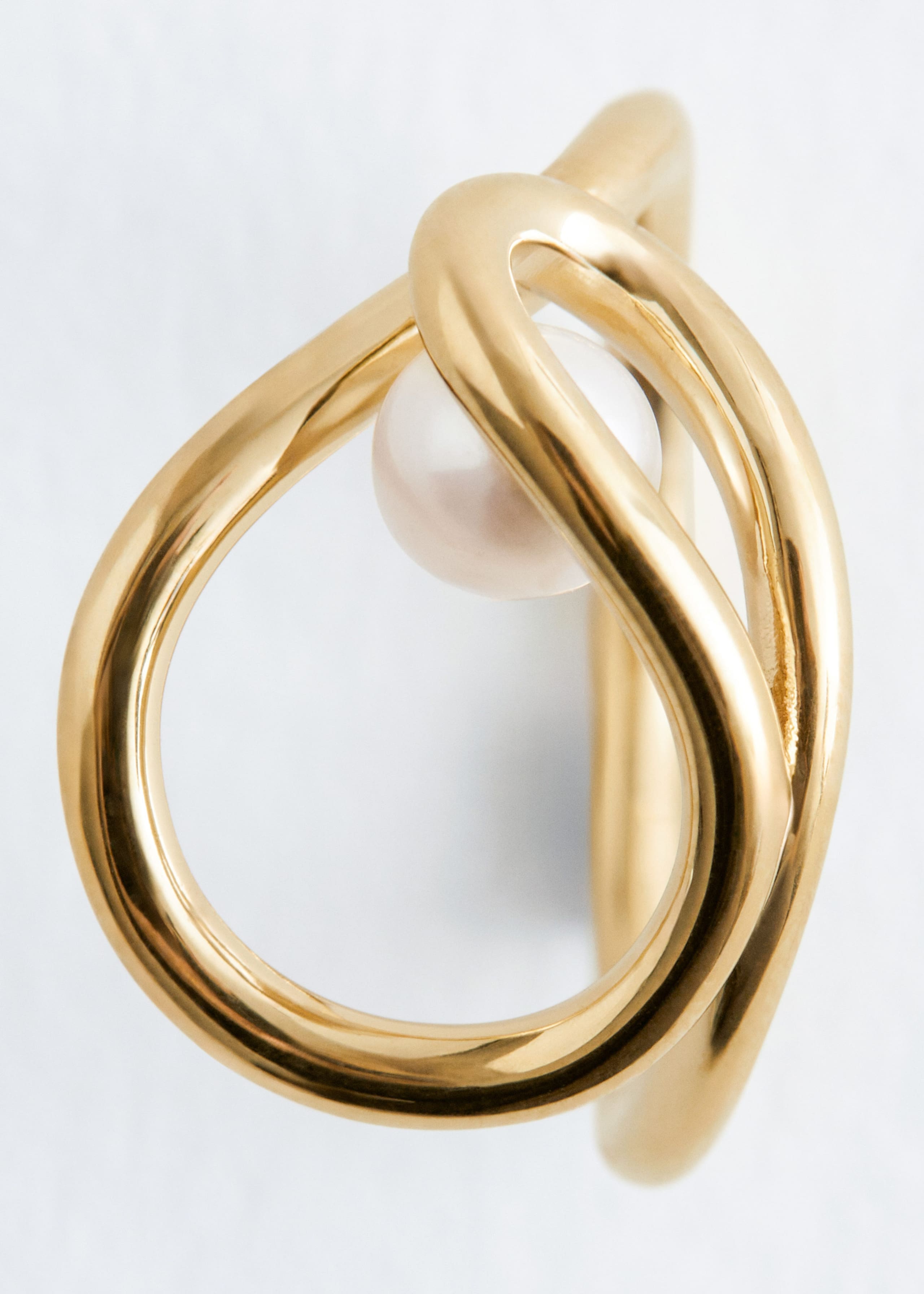 Verschlungener Ring mit Perle - Gold - Stillleben