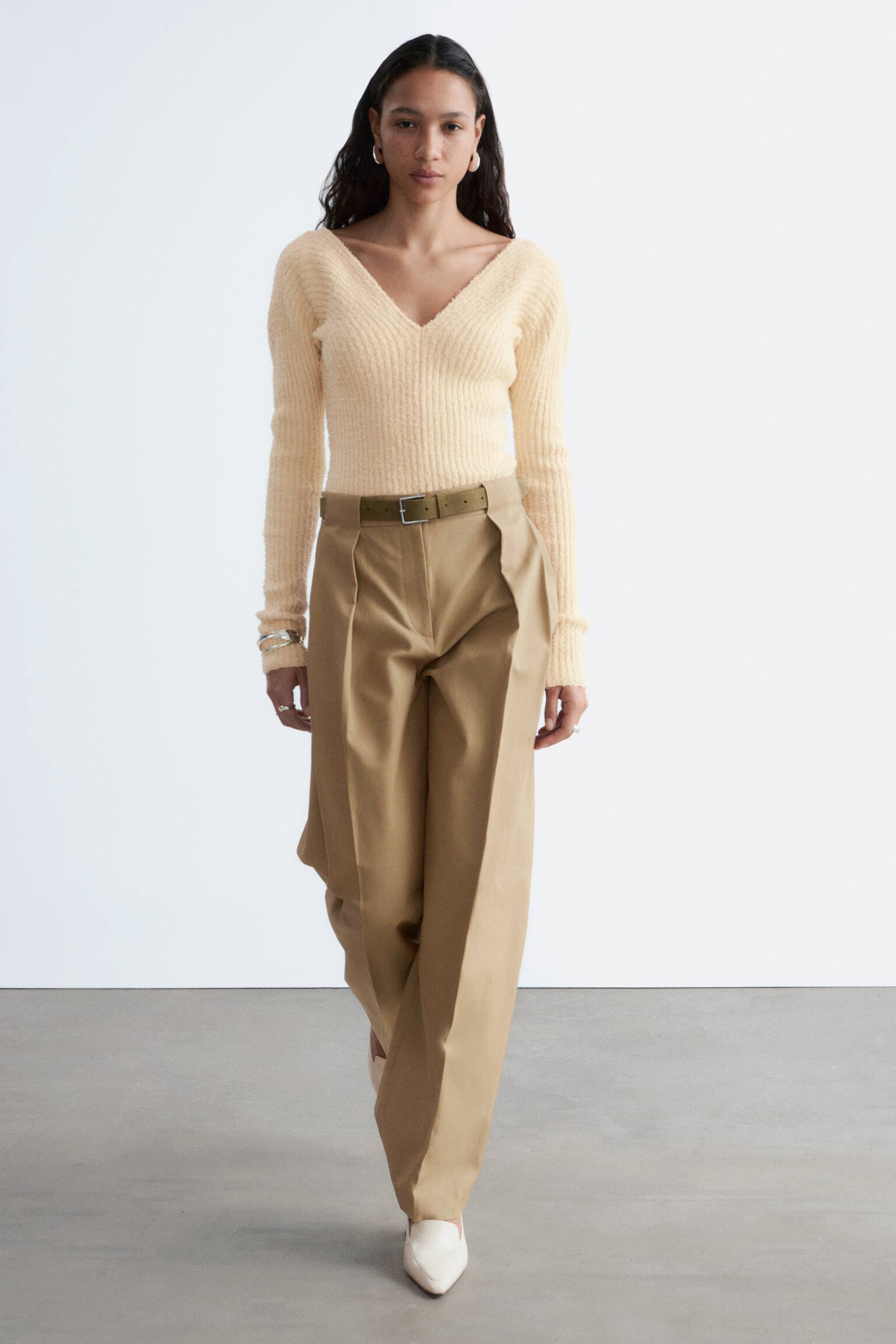 Maglia a coste con scollo a V - Giallo burro - 7