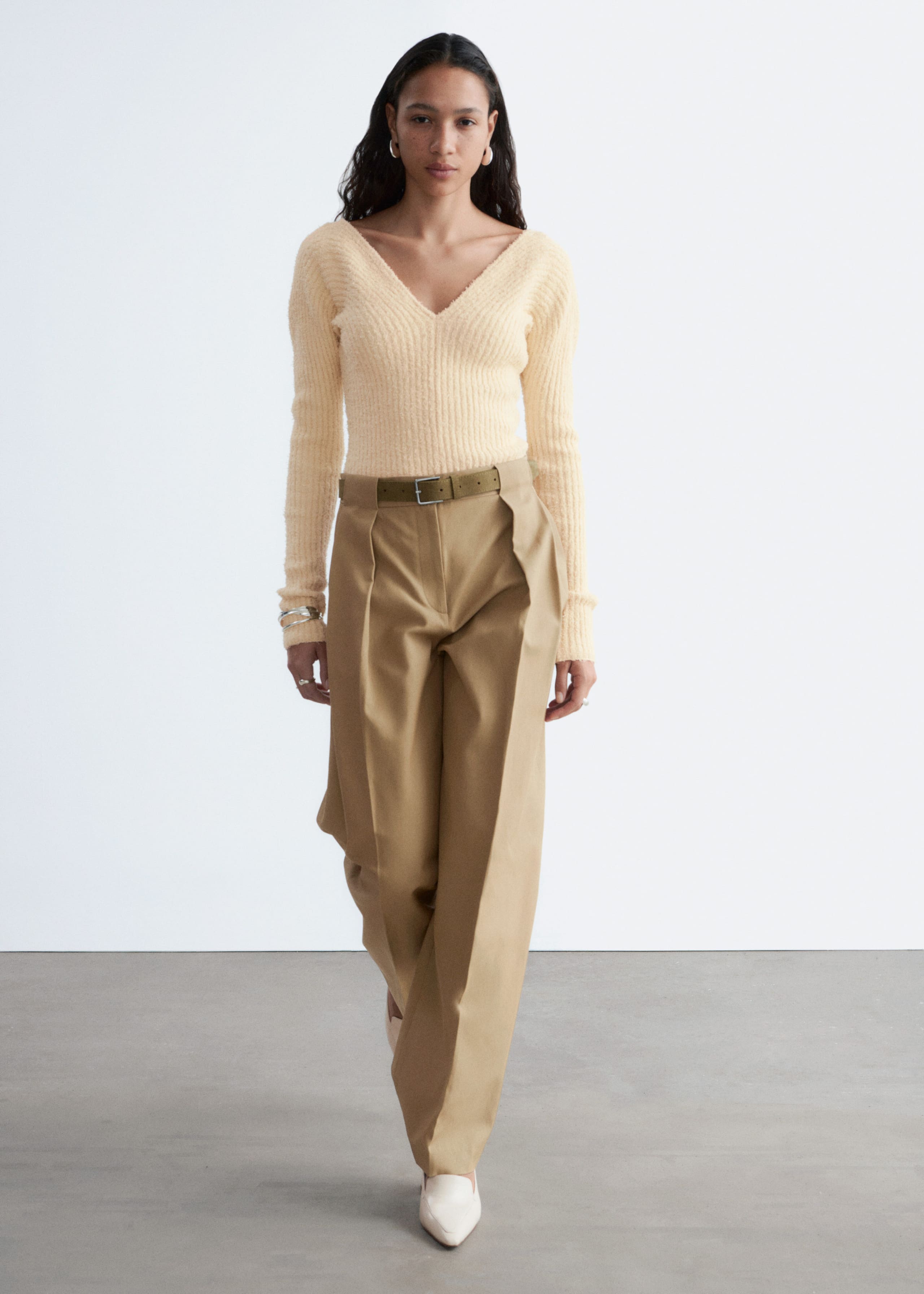 Image of Ribbstickad topp med v-ringning