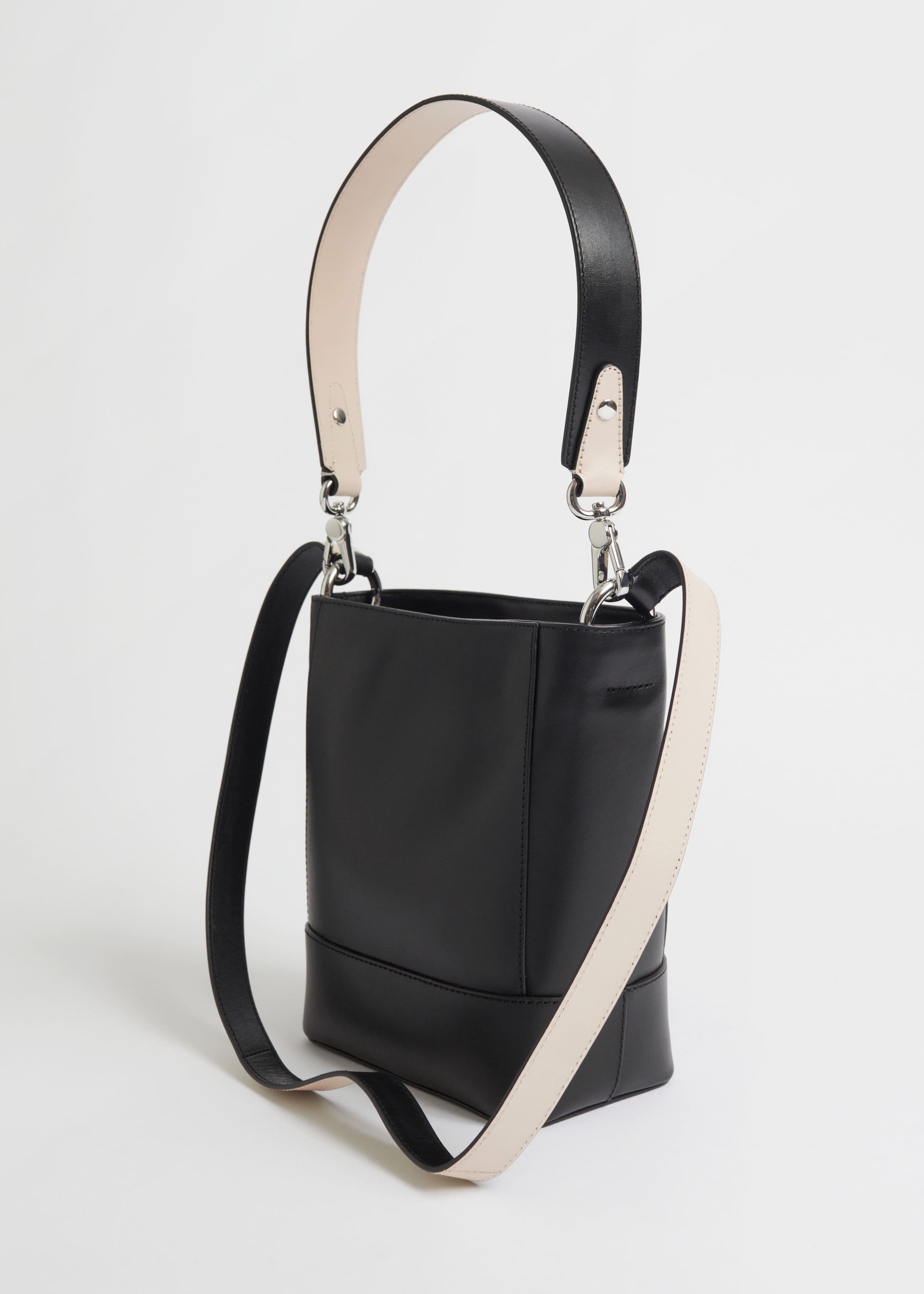Beuteltasche aus Leder mit Akzenten - Schwarz/Creme - Stillleben
