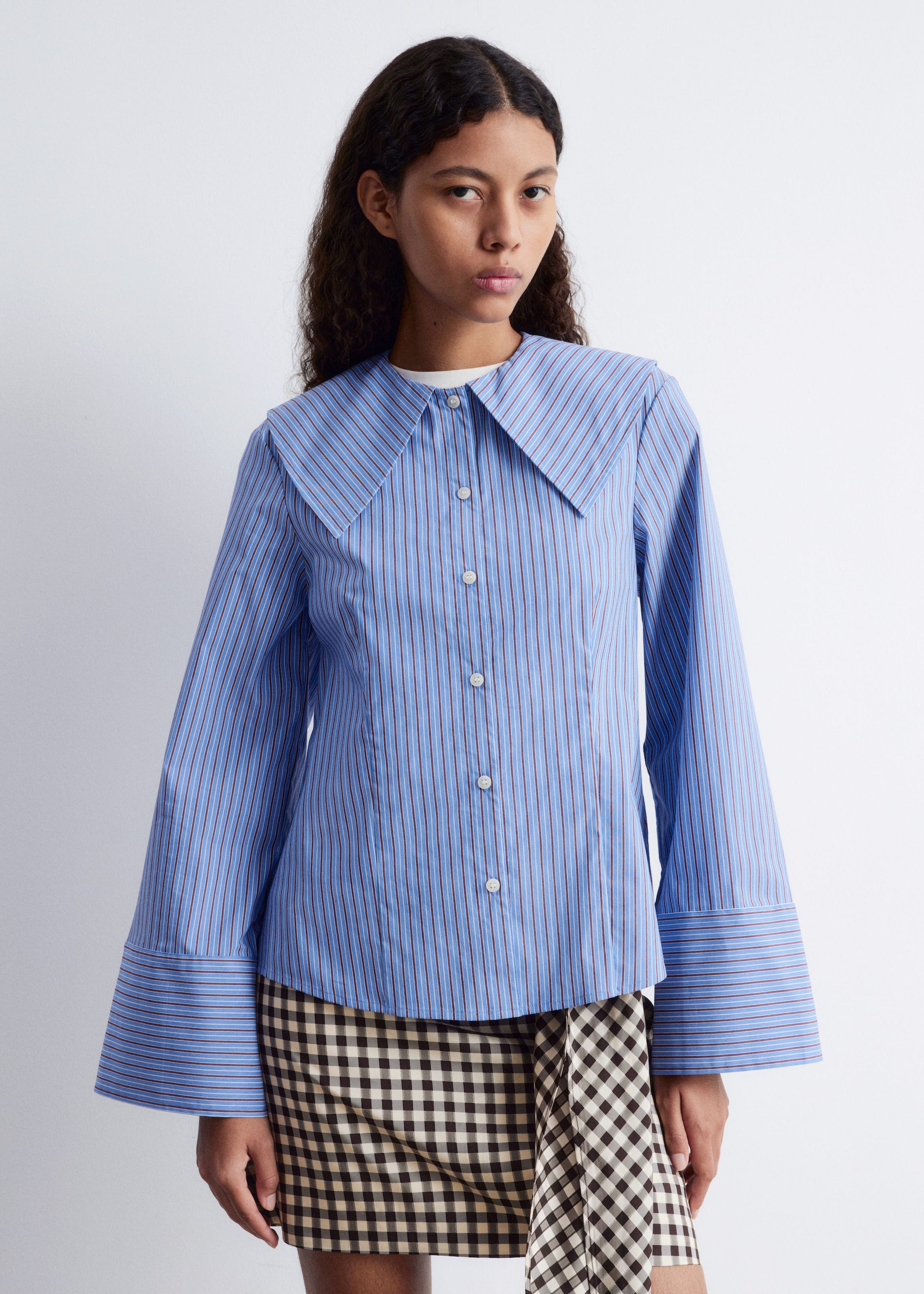 Se større billede: Stribet skjorte med overdimensioneret krave - Blå/brune striber - DAME | H&M DK 3