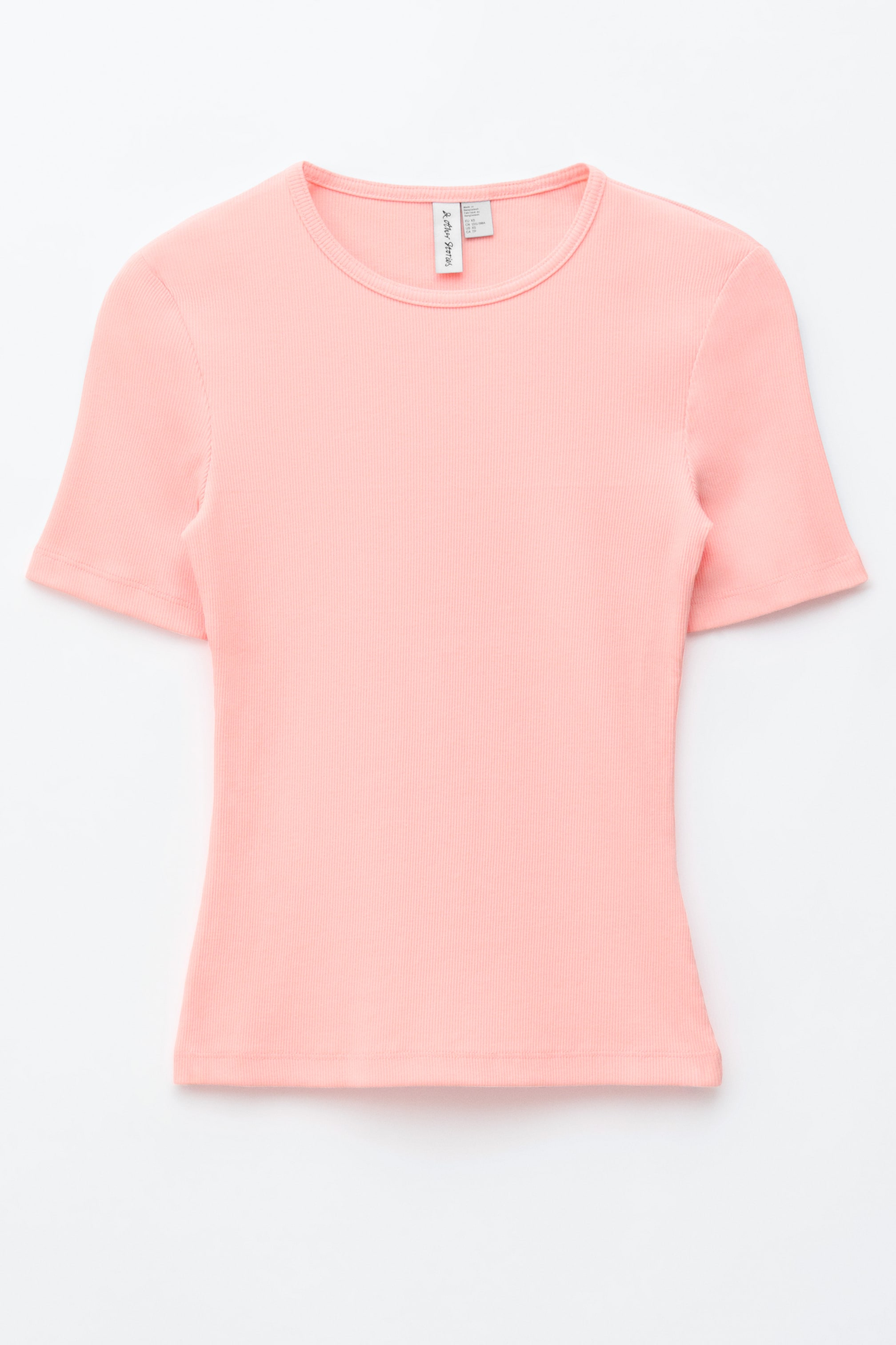 Grösseres Bild ansehen: Ein hellrosa, figurbetontes T-Shirt wird von vorne gezeigt, mit einer gerippten Textur, einem runden Halsausschnitt und kurzen Ärmeln.