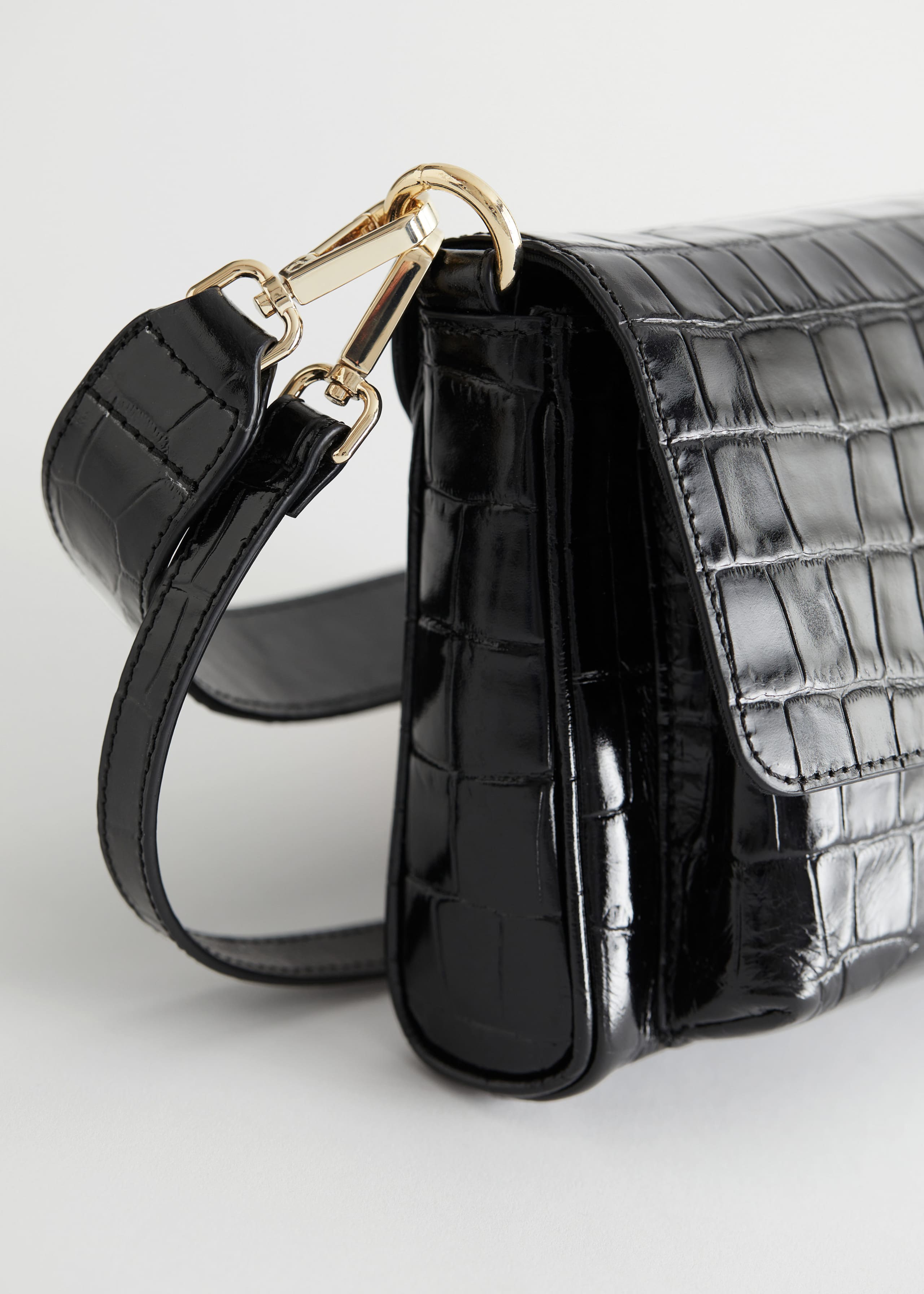 LeatherCrossbodyBag - {{variantName}} - Descrizione dettagliata
