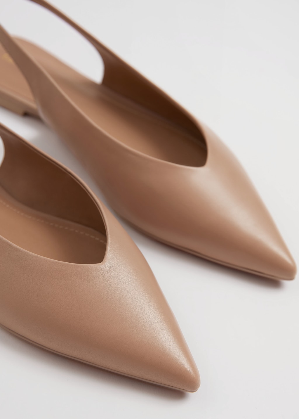 Spitze Slingback-Sandalen ohne Absatz aus Leder - {{variantName}} - Beschreibendes Detail
