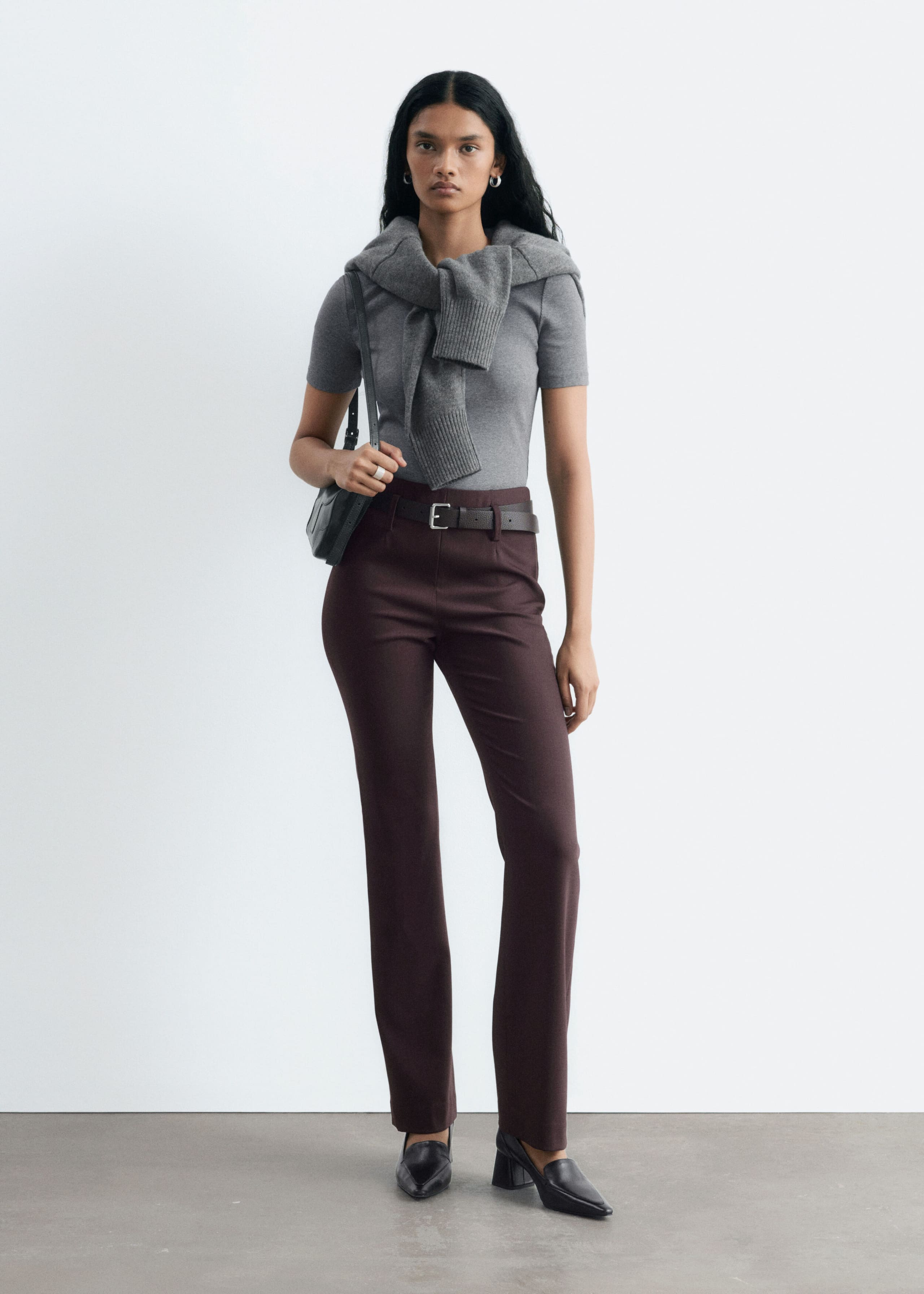 Schmal geschnittene Hose - Dunkelbraun - Lookbook