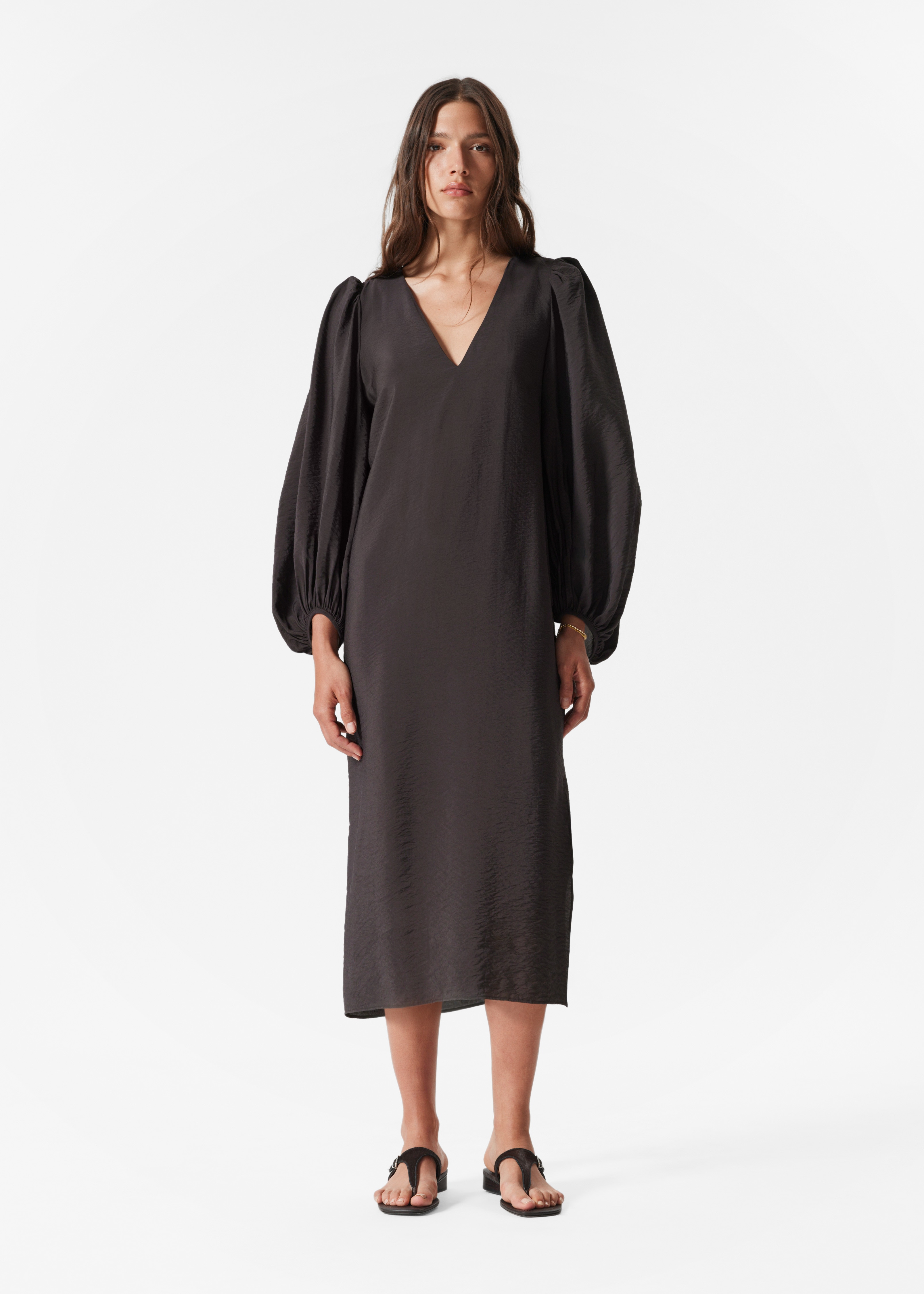 Midi šaty s výstřihem do V a nabíranými rukávy - Tmavě hnědá