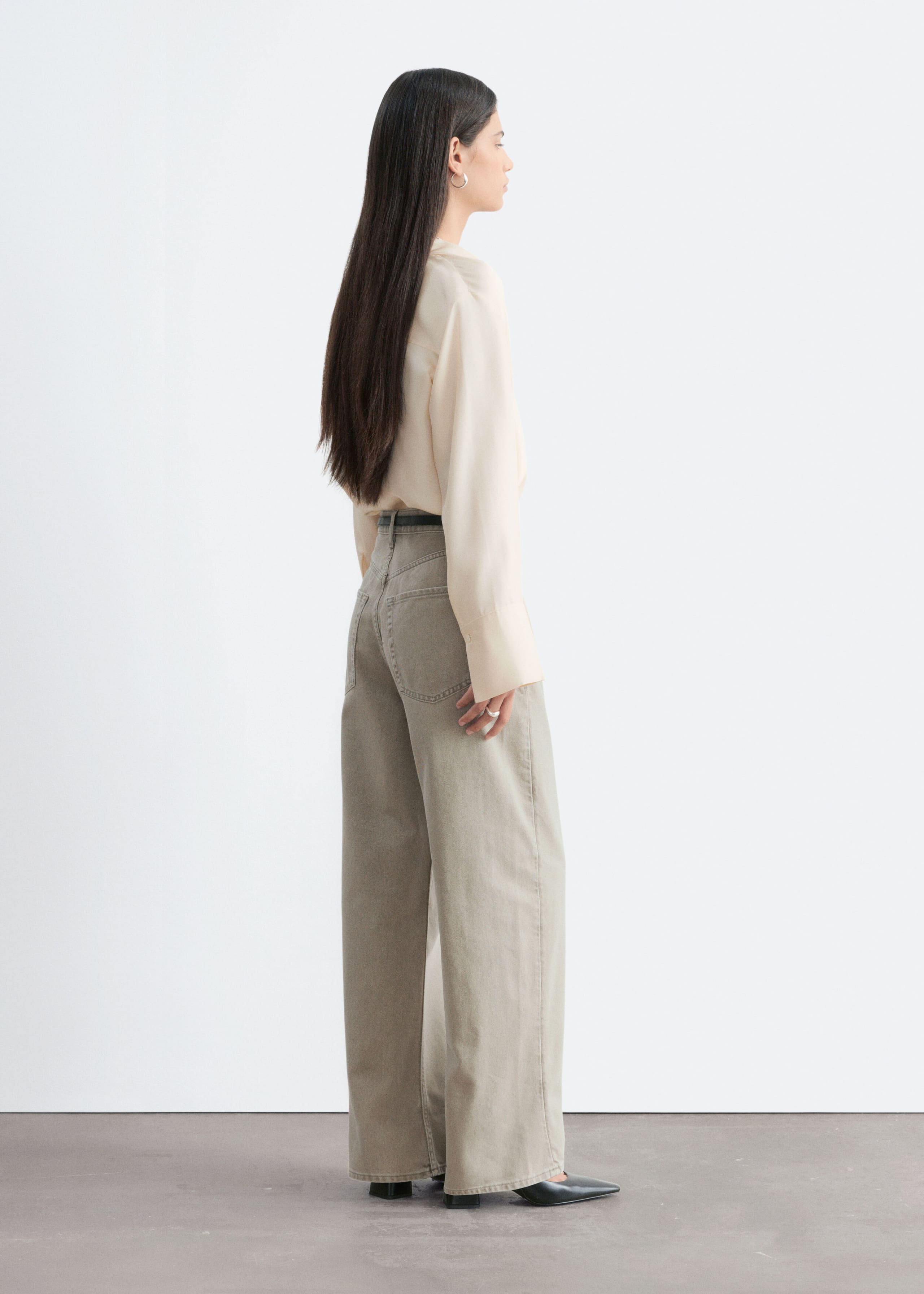 Barrel-Leg Jeans - Light Khaki - Lookbook
