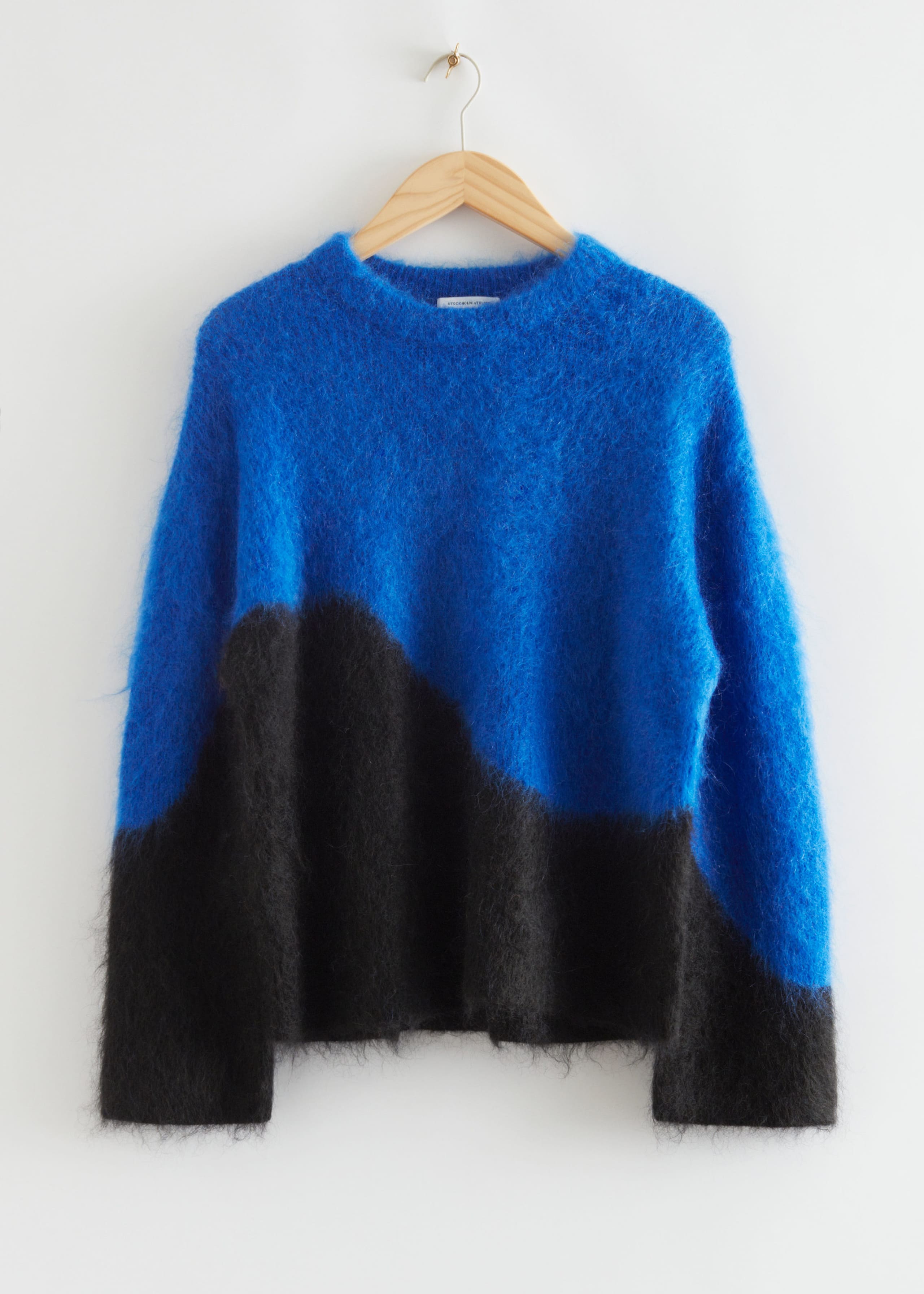 RelaxedFluffyMohairJumper - Black and Blue - Natura morta