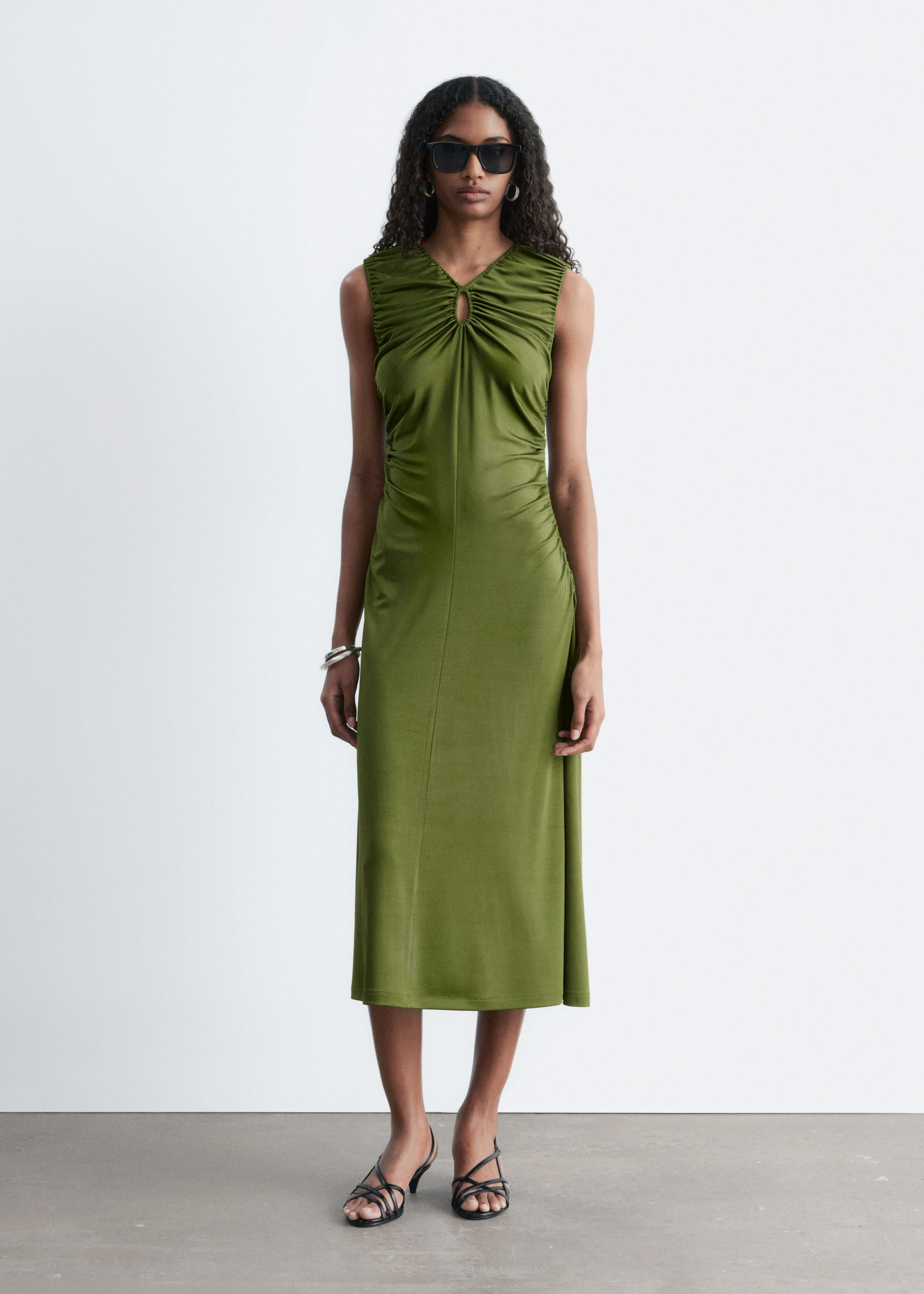 Image of Marszczona sukienka midi z wycięciem na plecach