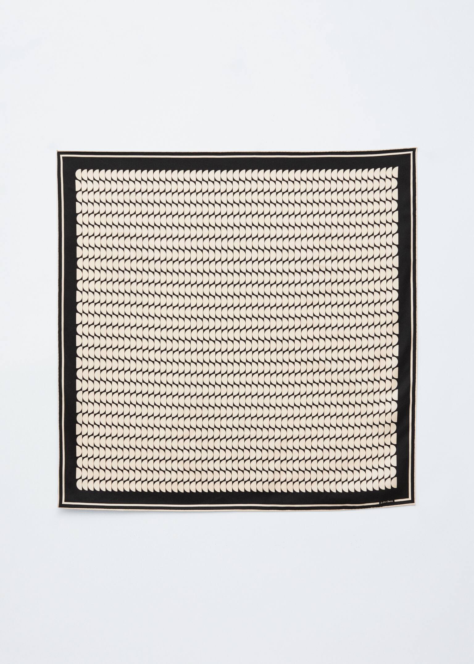 Kvadratisk silketørklæde med grafisk print - Lys beige/sort - 5