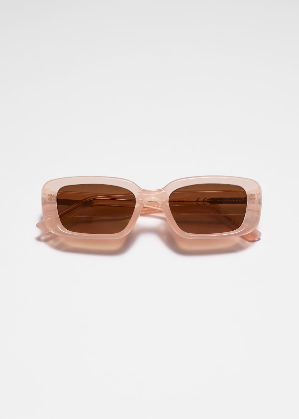 Sonnenbrille mit breitem, rechteckigem Rahmen