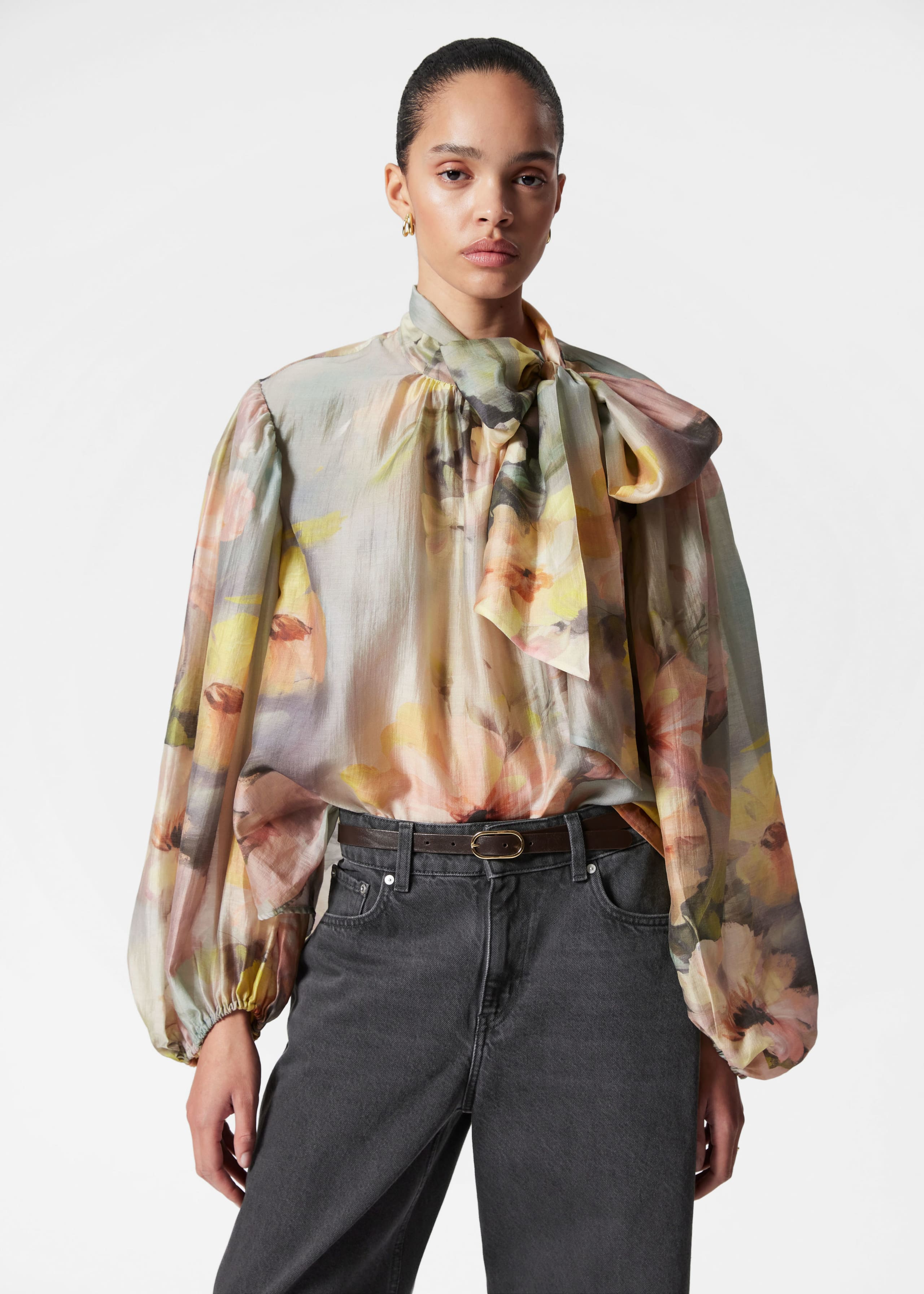 Blusa con dettaglio fiocco e maniche a sbuffo - Beige - Lookbook