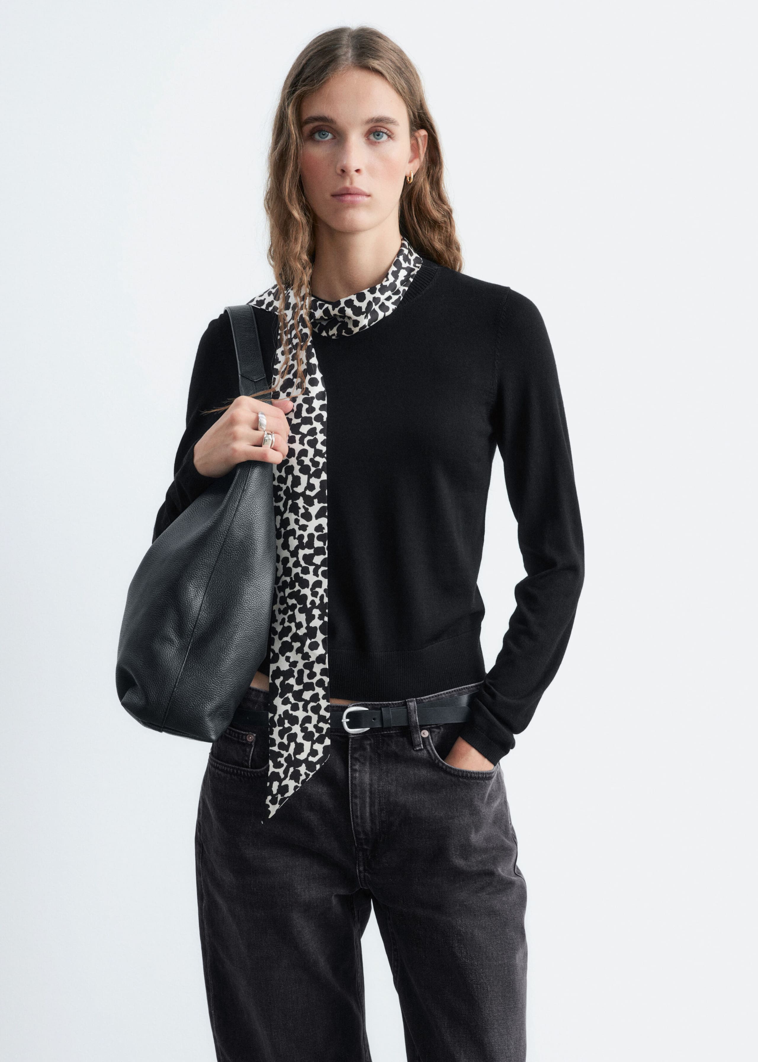 Wełniany sweter z jedwabnym kołnierzykiem – Czarny/Nadruk w panterkę – Lookbook