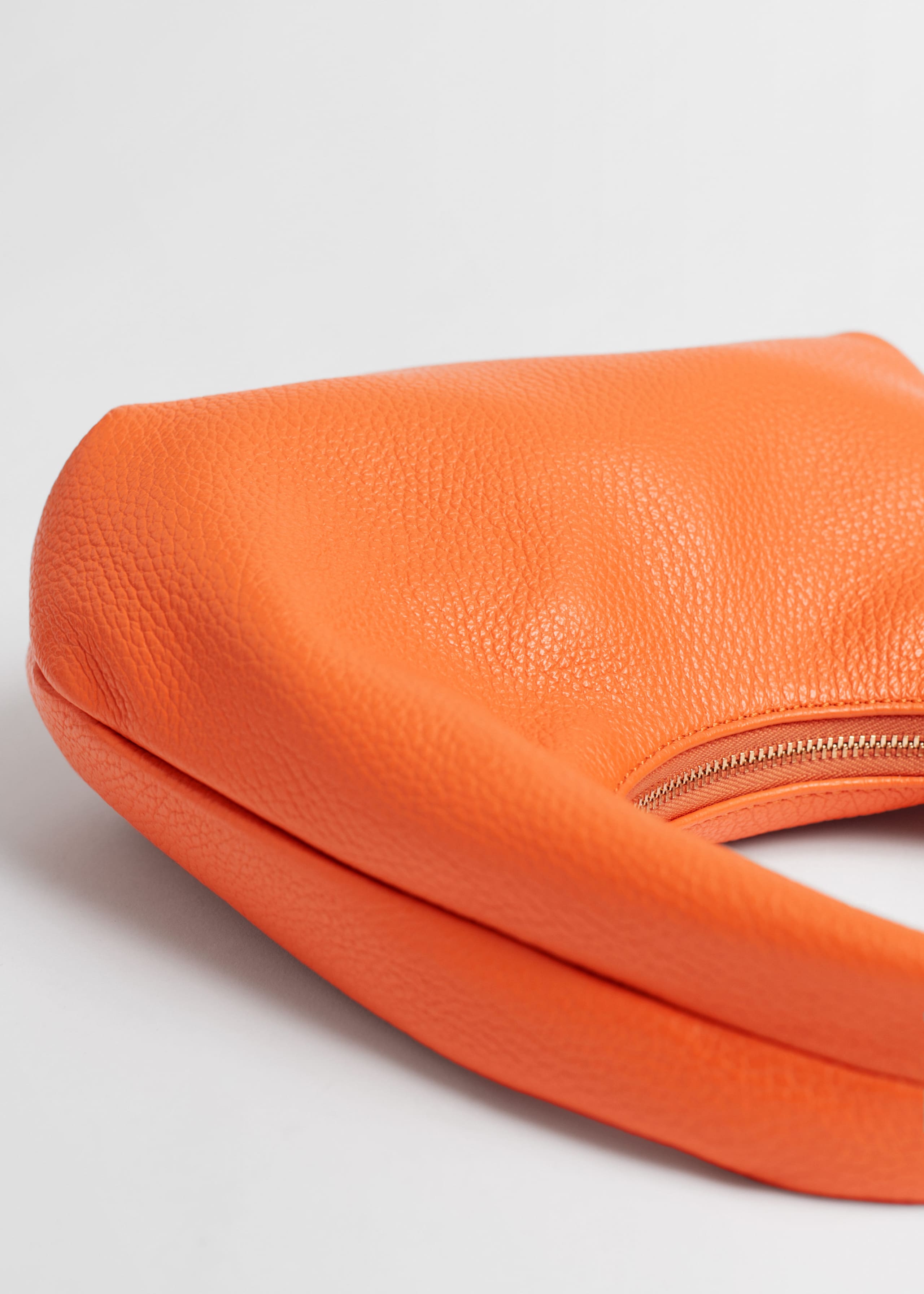 LeatherHandBag - {{variantName}} - Descrizione dettagliata