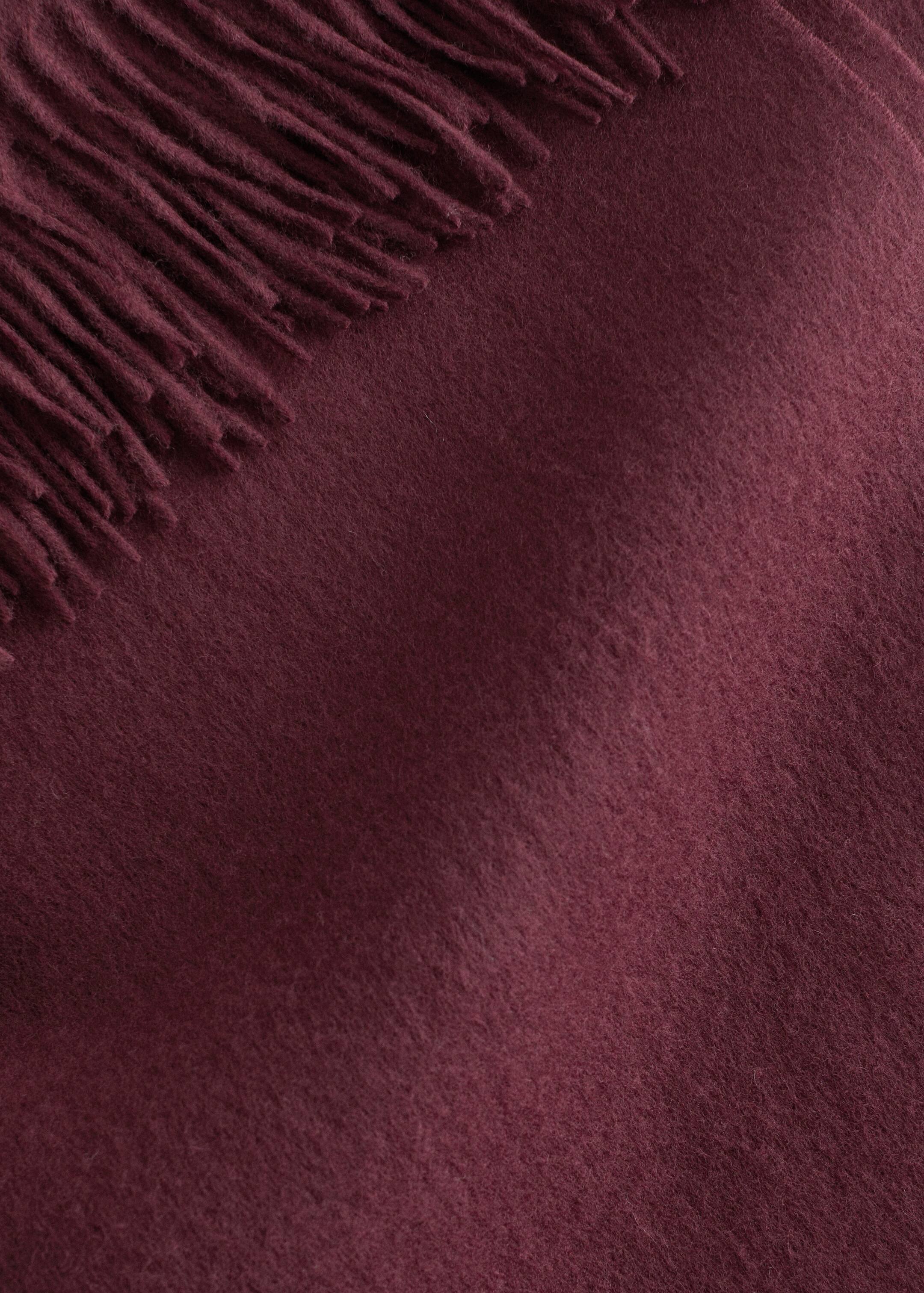 Grösseres Bild ansehen: Deckenschal aus Wolle mit Fransen - Weinrot - DAMEN | H&M CH 5