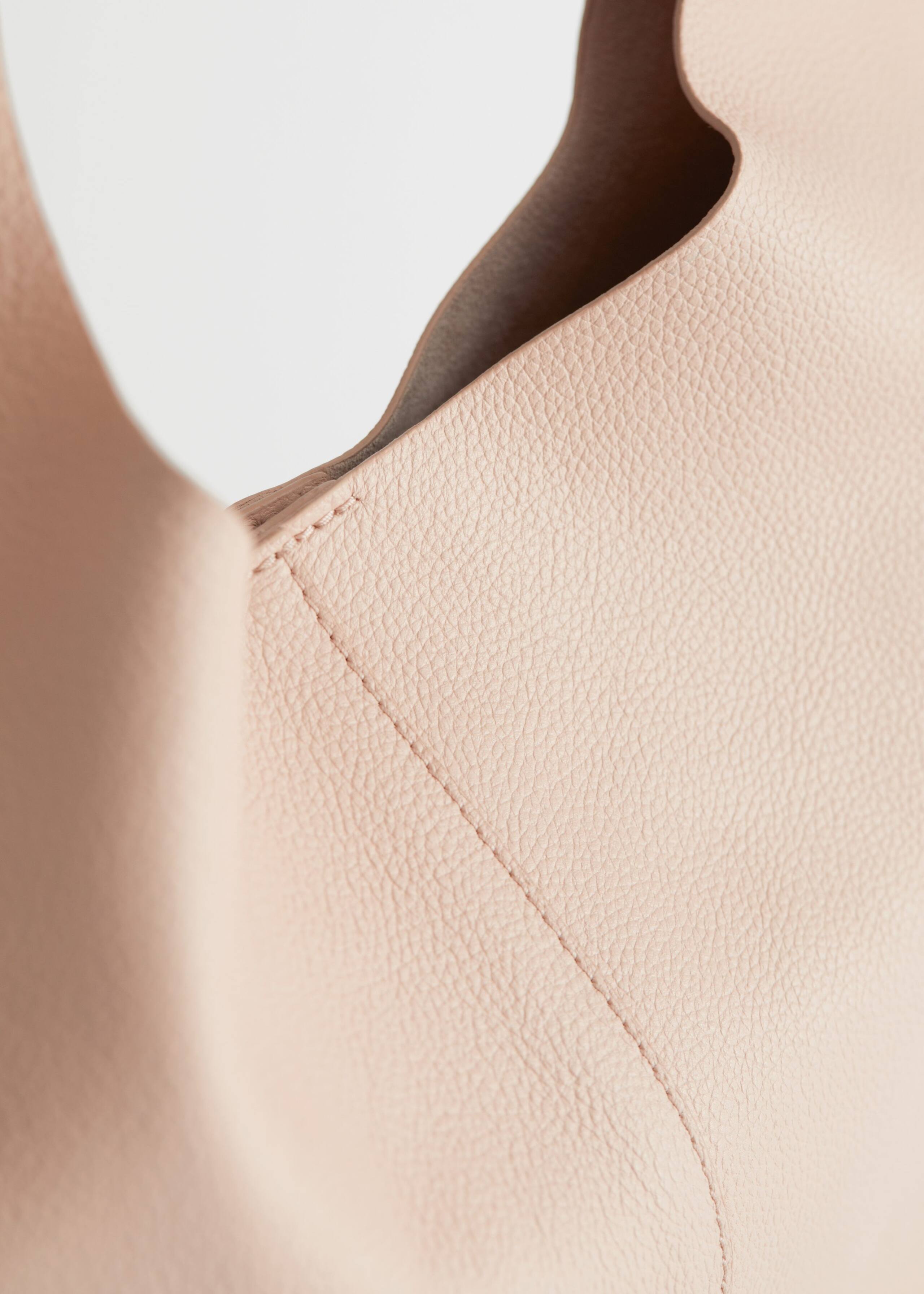 Grainy Leather Tote Bag - {{variantName}} - Descriptive Detail