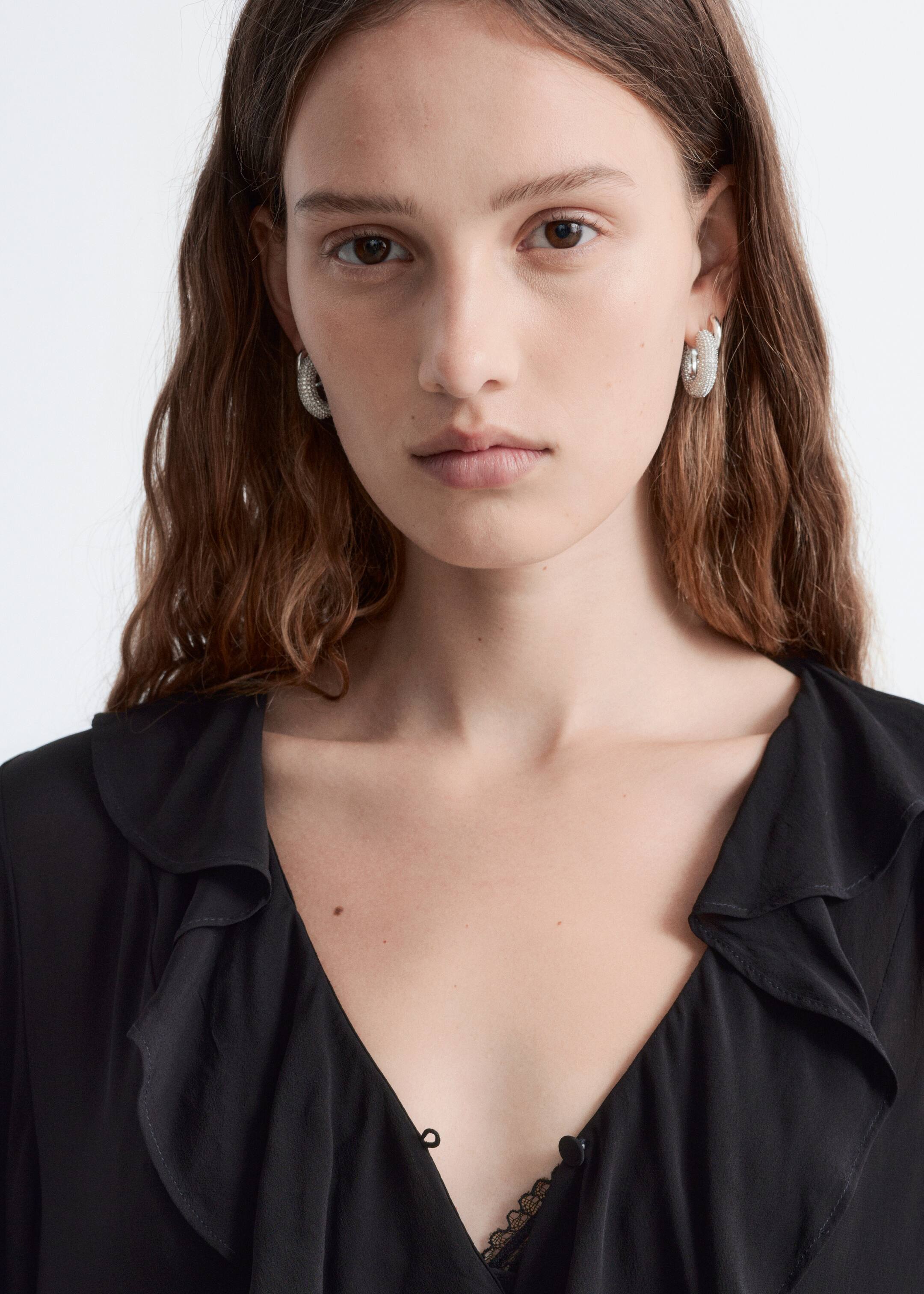 Grösseres Bild ansehen: Bluse mit Rüschen und V-Ausschnitt - Schwarz - DAMEN | H&M CH 2