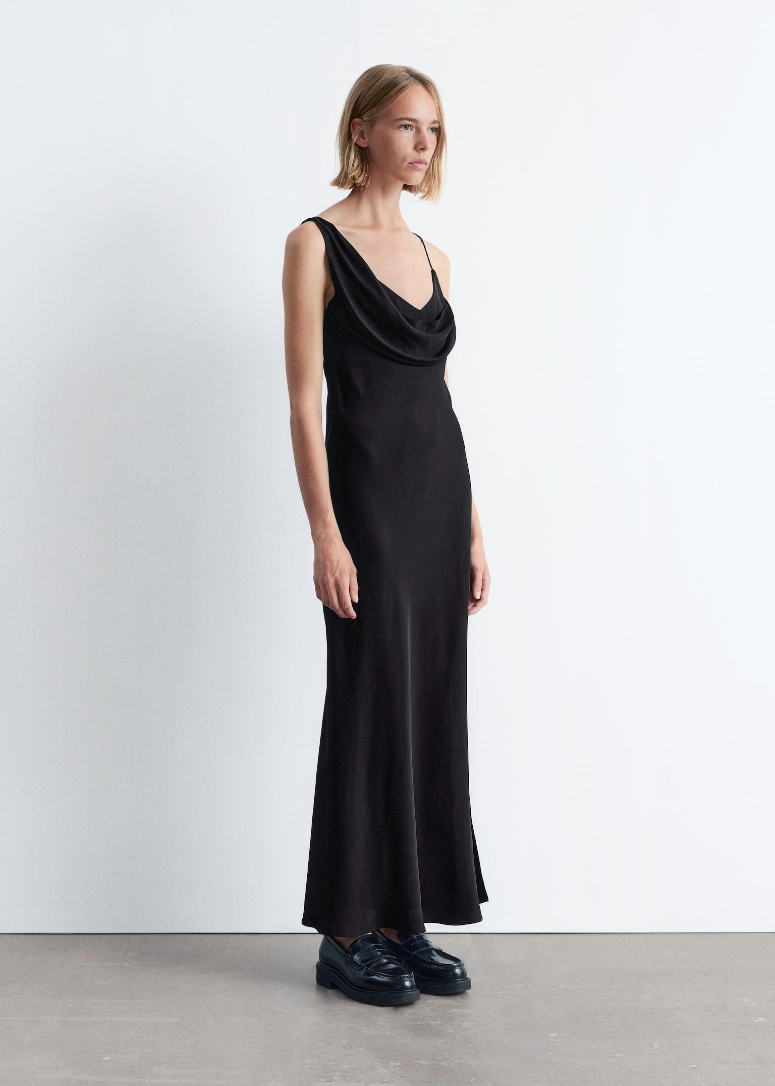 Asymmetrisches Midikleid mit Wasserfallausschnitt - Schwarz