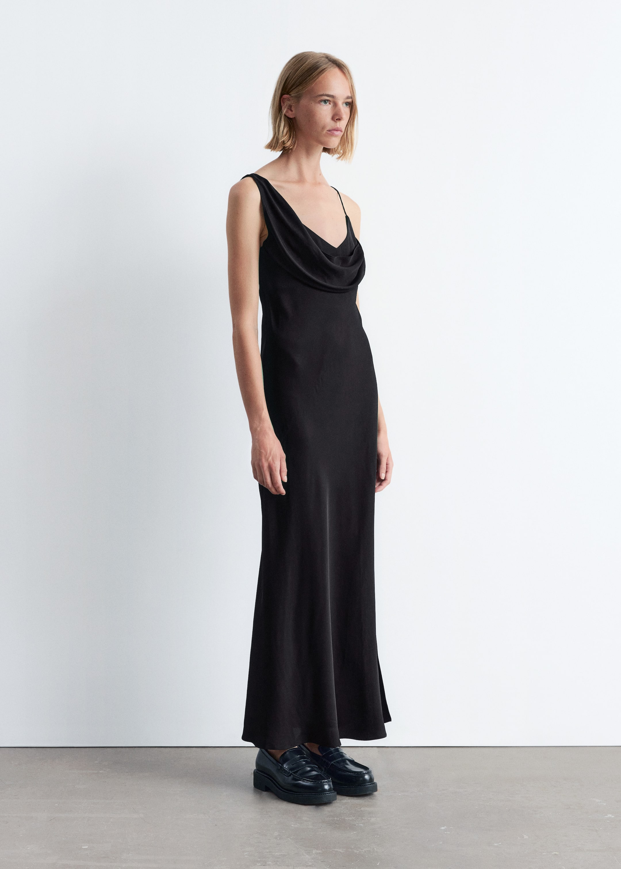 Größeres Bild ansehen: Asymmetrisches Midikleid mit Wasserfallausschnitt - Schwarz - Ladies | H&M DE 1