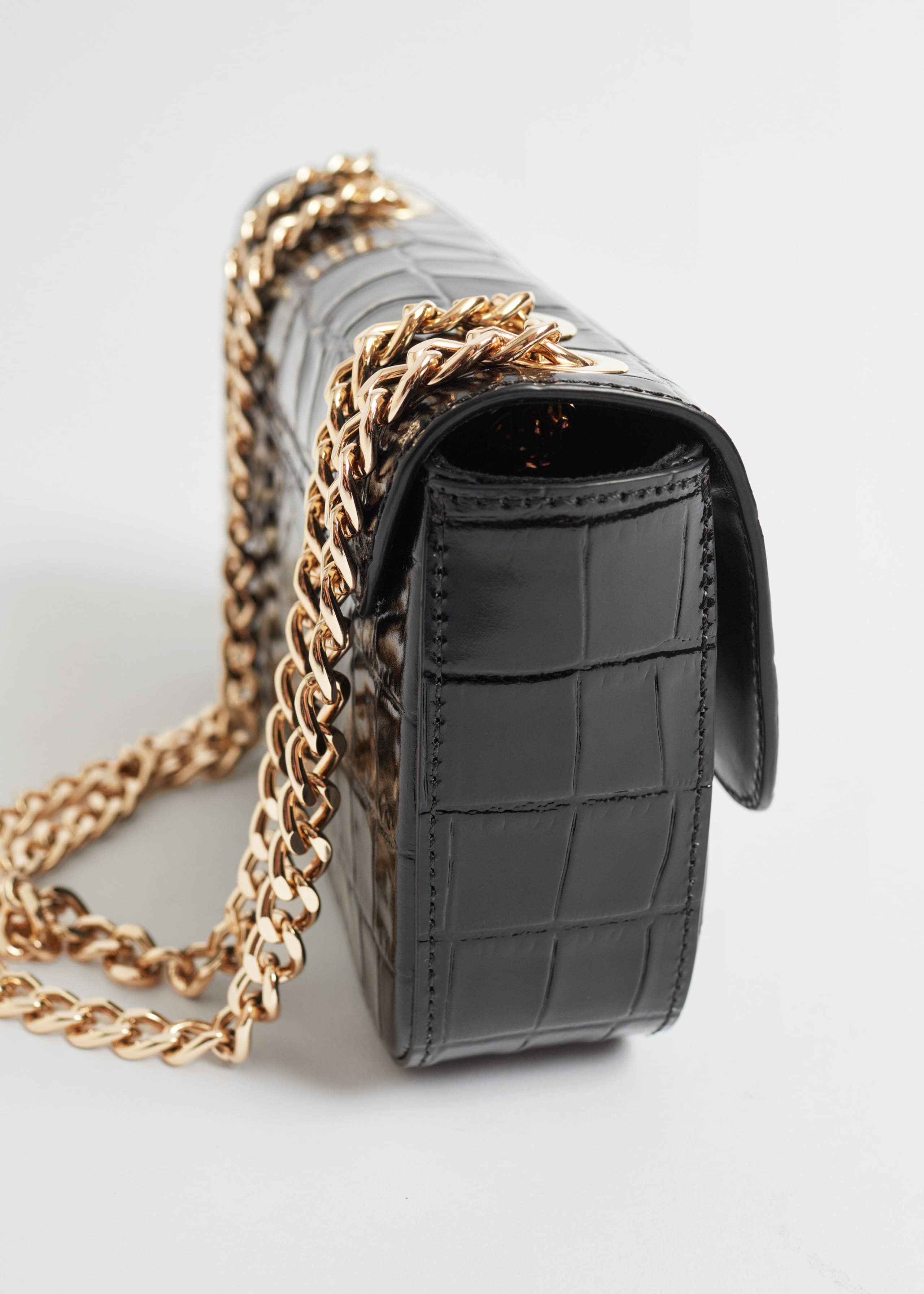 Lederhandtasche mit Krokoprägung und Tragekette - {{variantName}} - Beschreibendes Detail