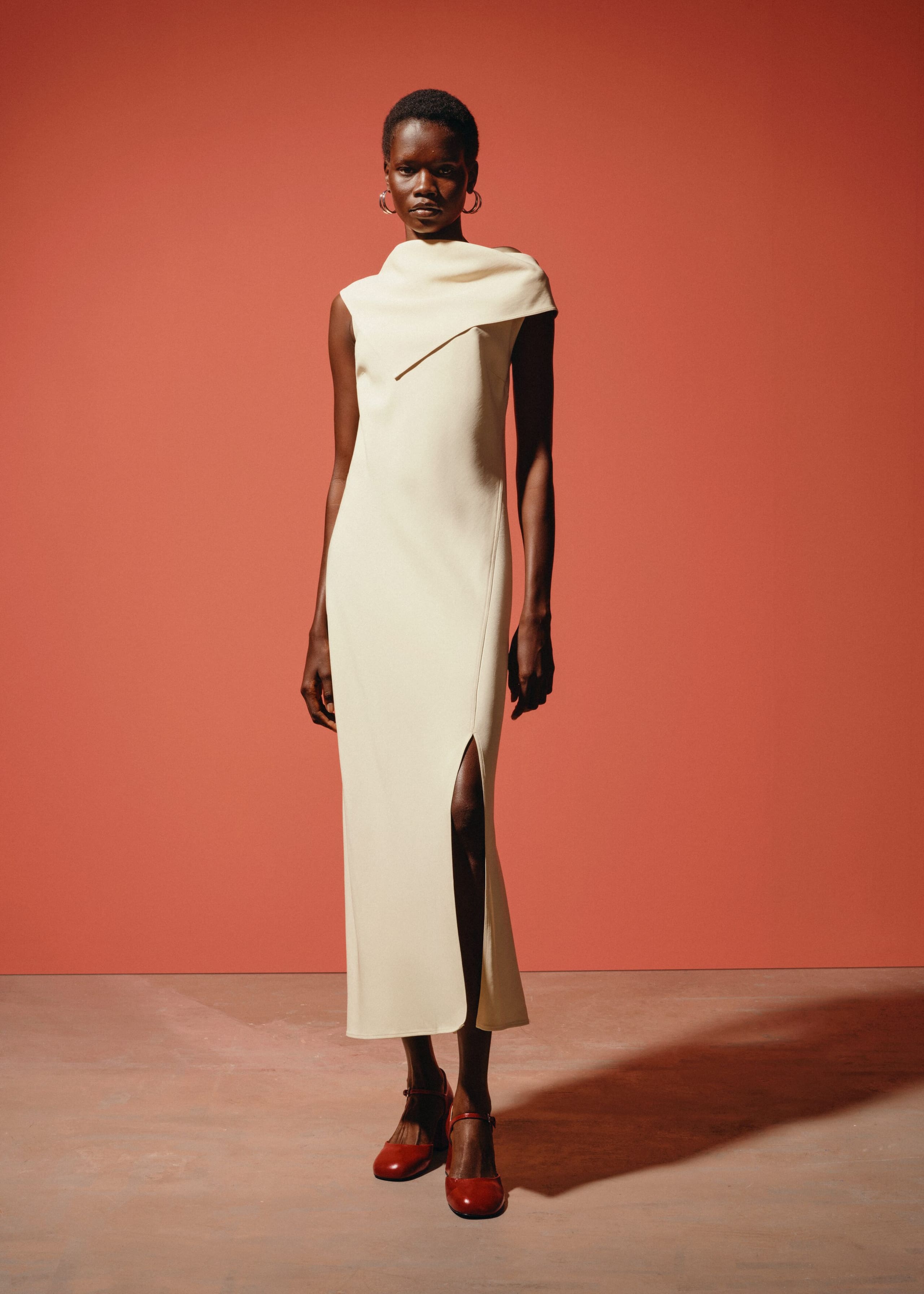Midikleid mit Schal - Hellbeige - Stillleben