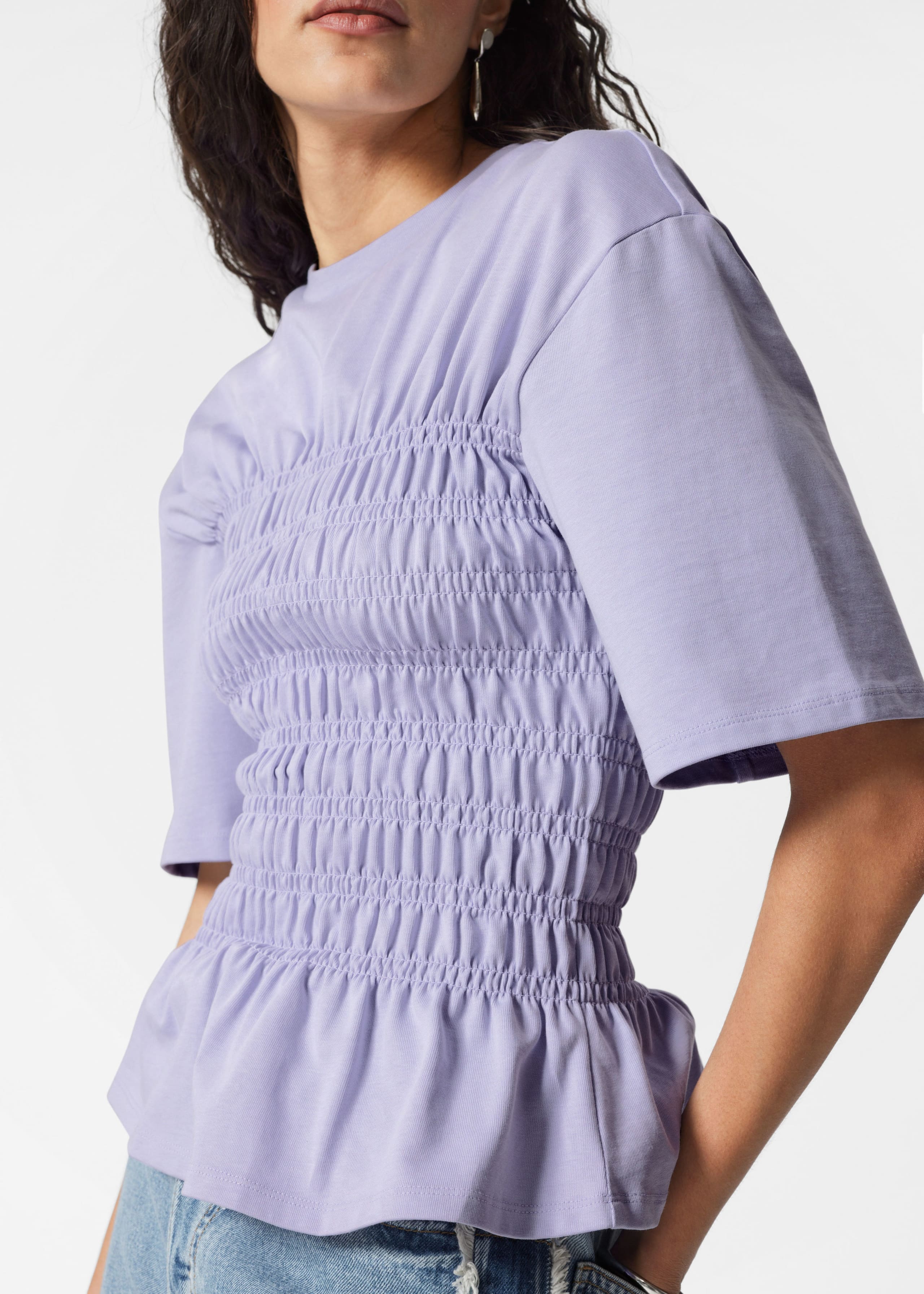 Haut à smocks avec col ras du cou - Noir - Lookbook