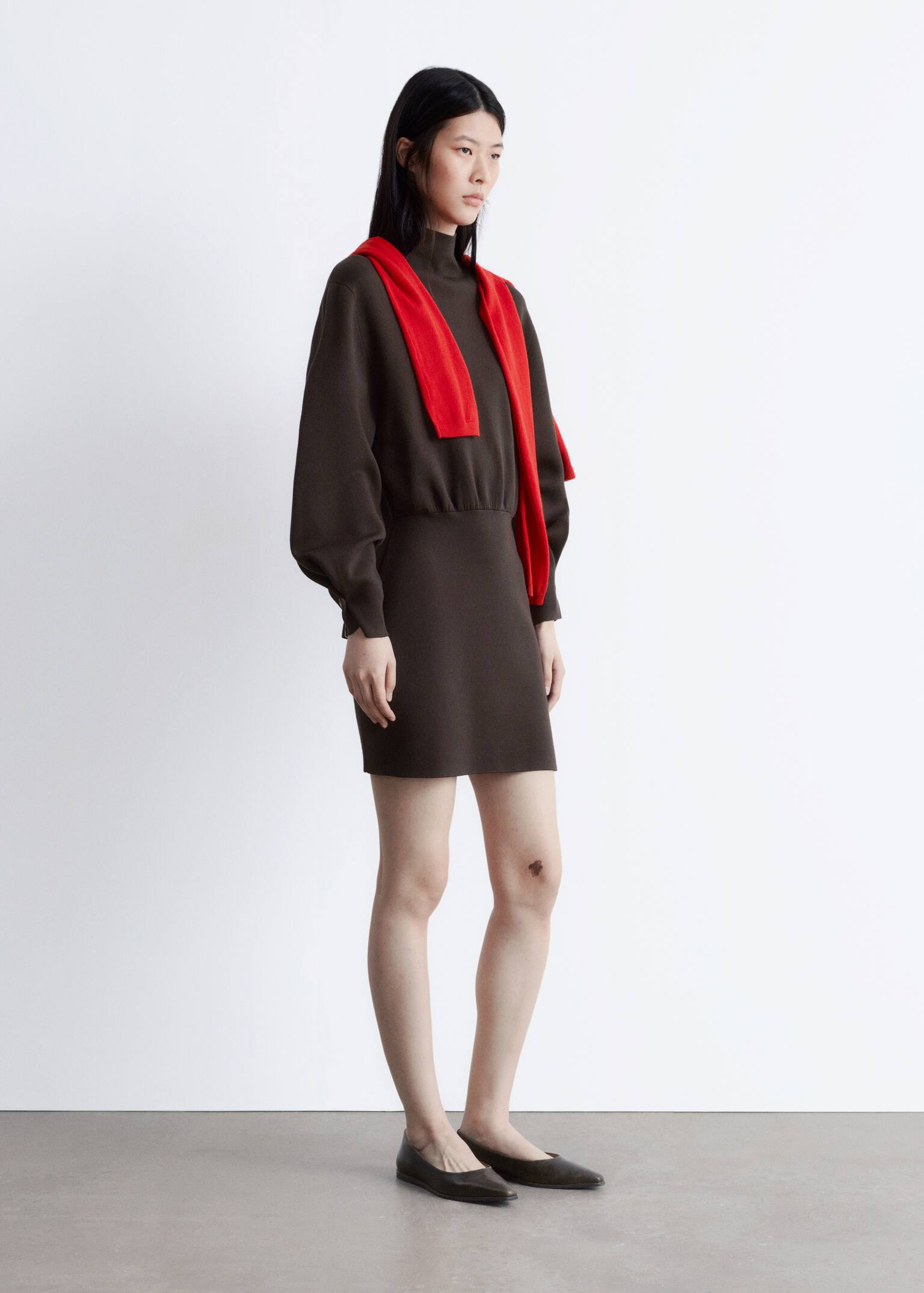 Knitted Mock-Neck Mini Dress - חום כהה - 5