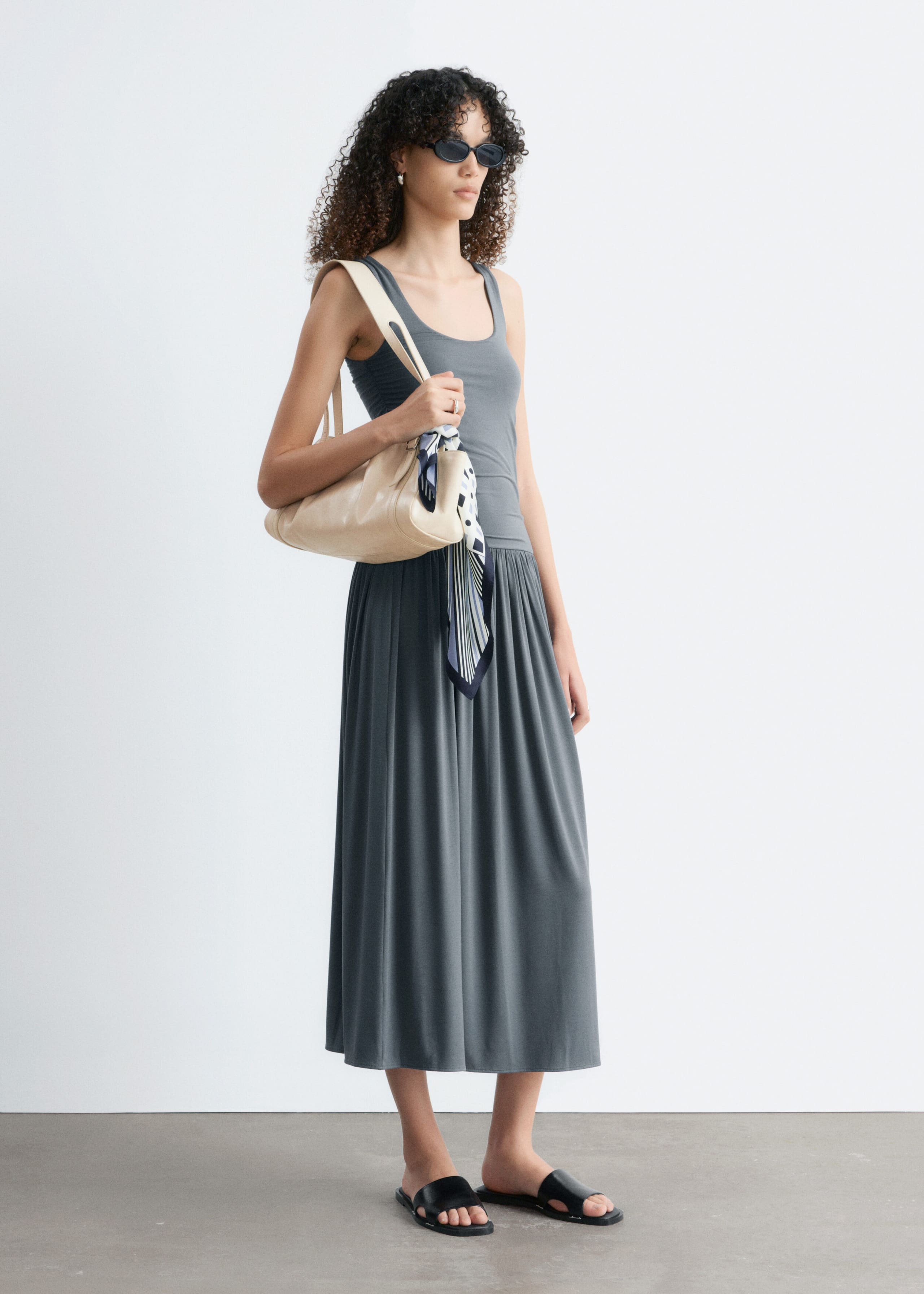 Gerafftes Jersey-Maxikleid - Dunkelgrau - Lookbook