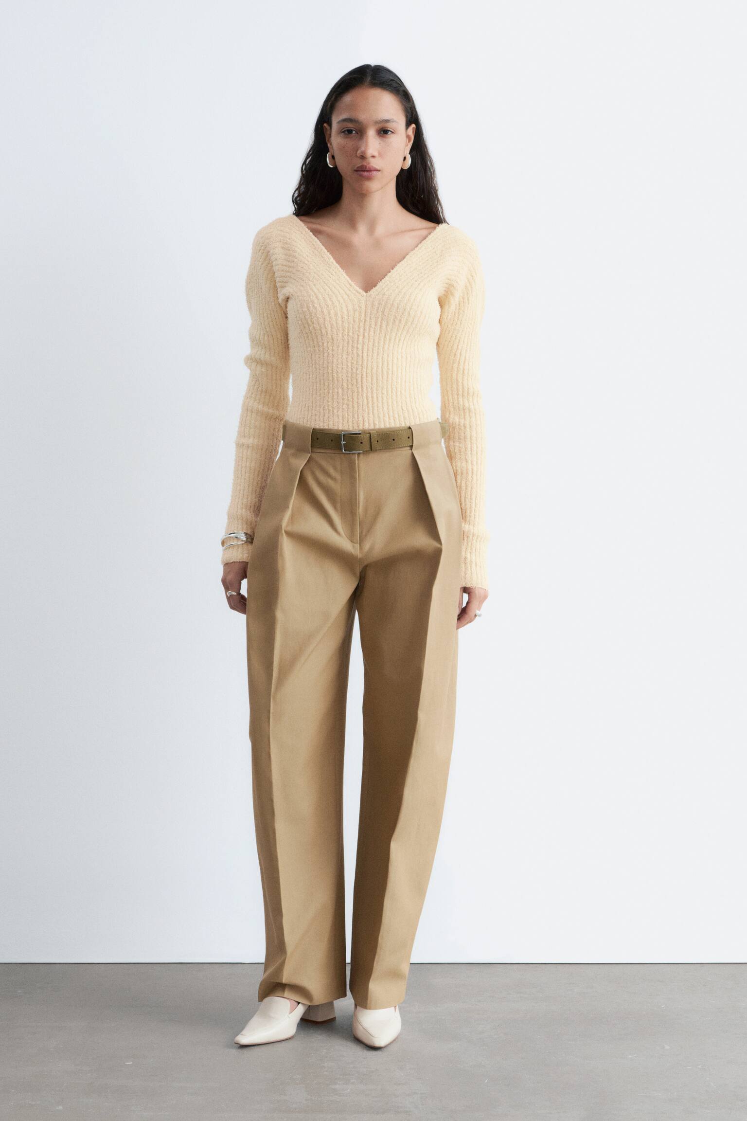 Maglia a coste con scollo a V - Giallo burro - 4