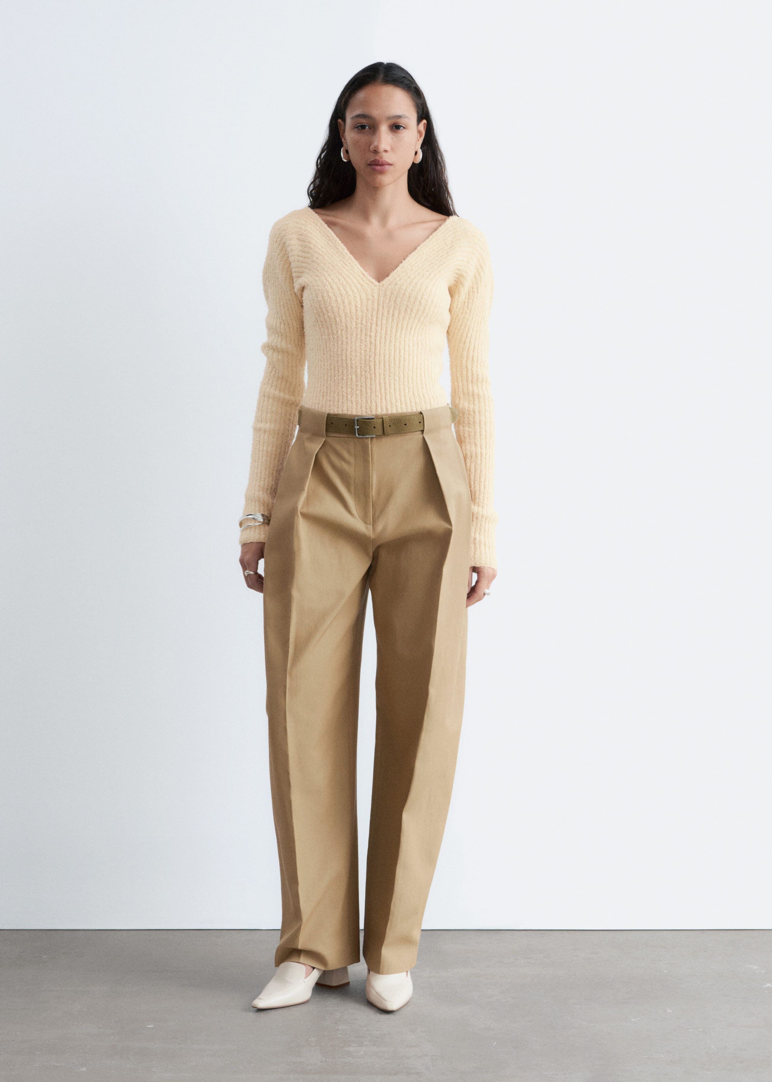 Image of Ribbstickad topp med v-ringning