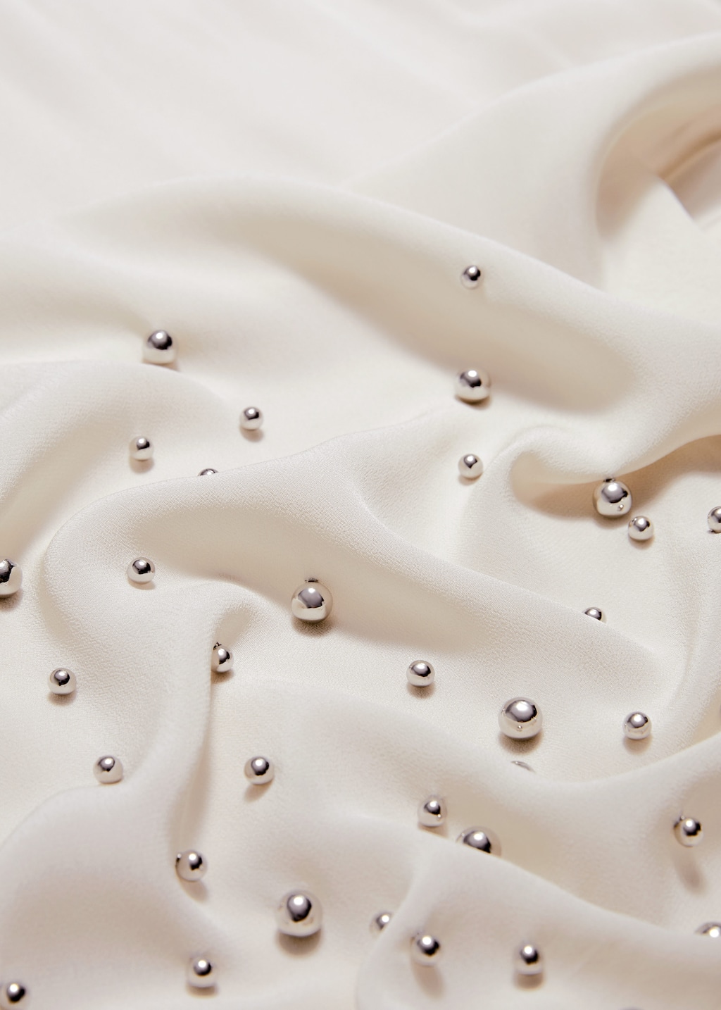 Falda midi con tachuelas - {{variantName}} - Detalle descriptivo