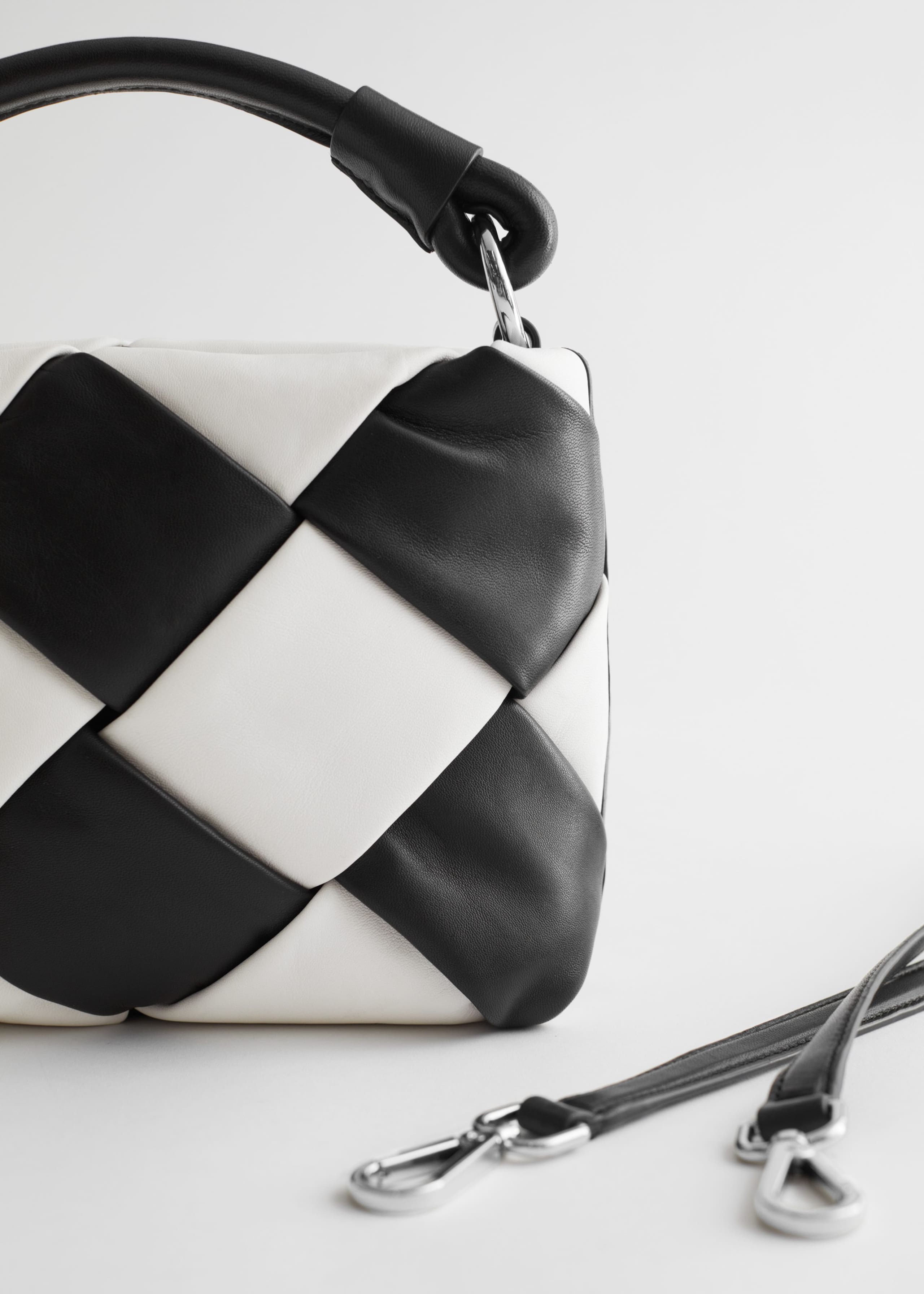 BraidedLeatherCrossbodyBag - {{variantName}} - Descrizione dettagliata