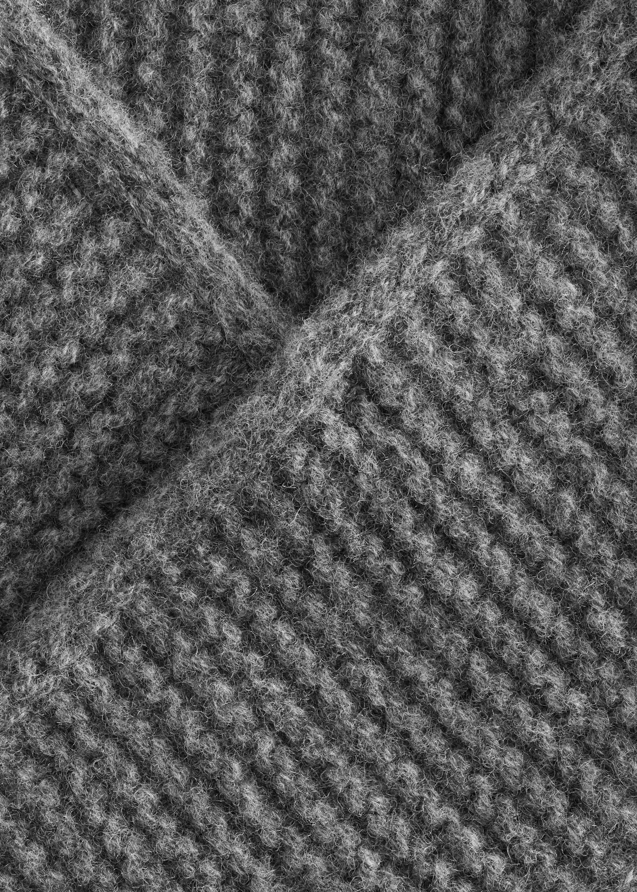 Garter Knit Wool Scarf - {{variantName}} - Descriptive Detail