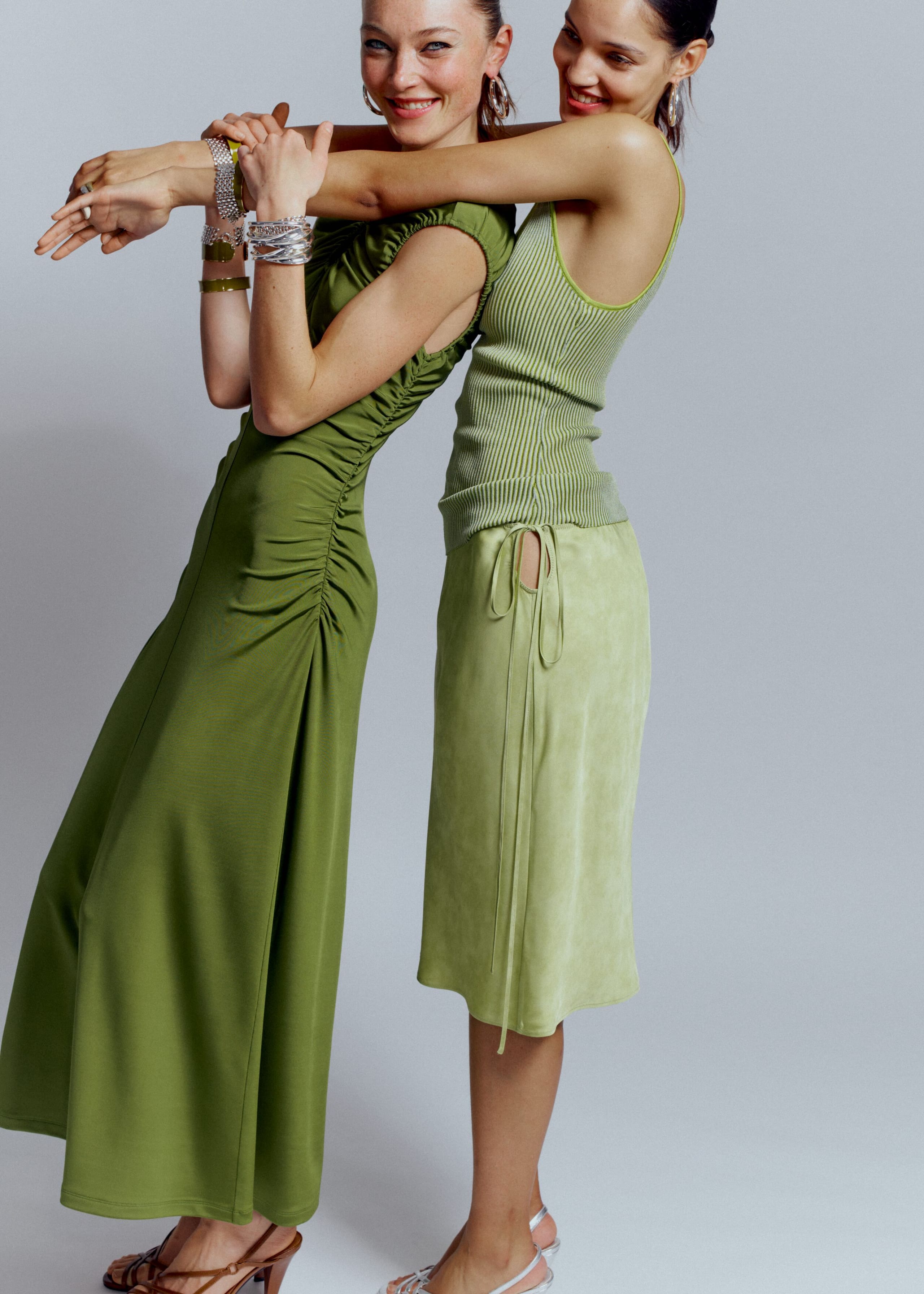 Image of Marszczona sukienka midi z wycięciem na plecach