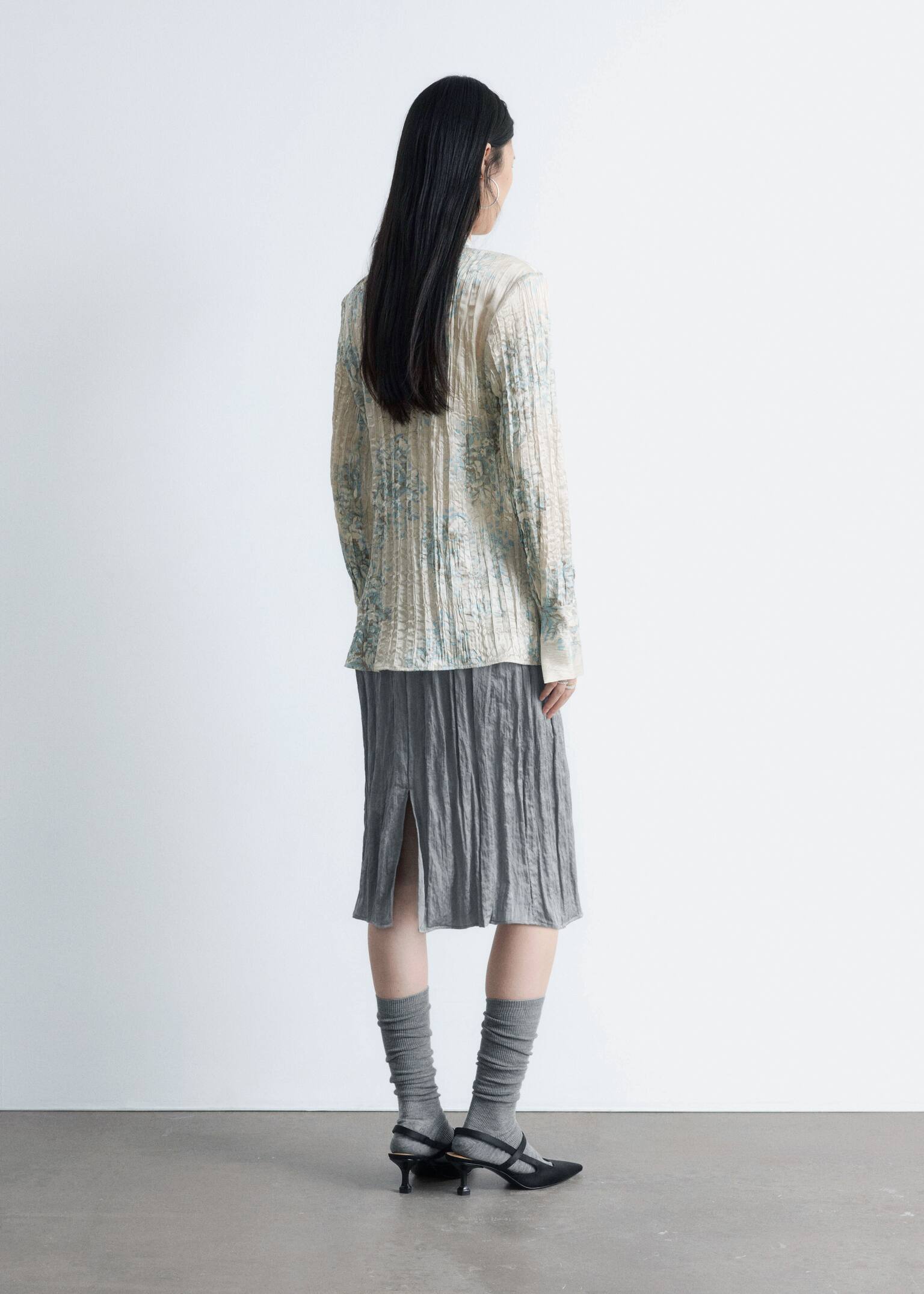 Skjorte i crêpe-stof med bindebælte - Lysegrå blomstret - 6